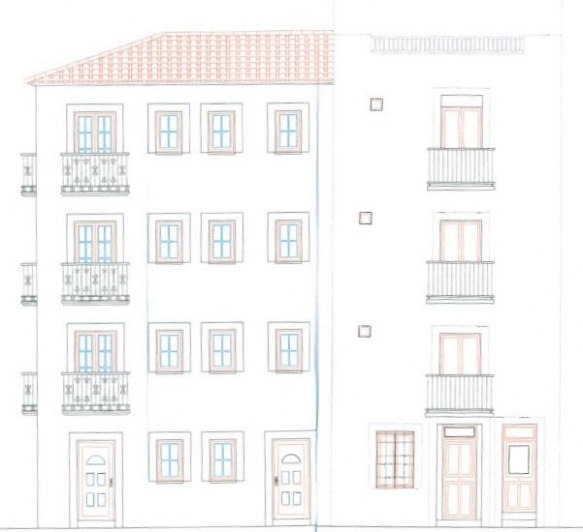 Perceel voor de bouw van een gebouw in het oude centrum, op 1 minuut van het strand.