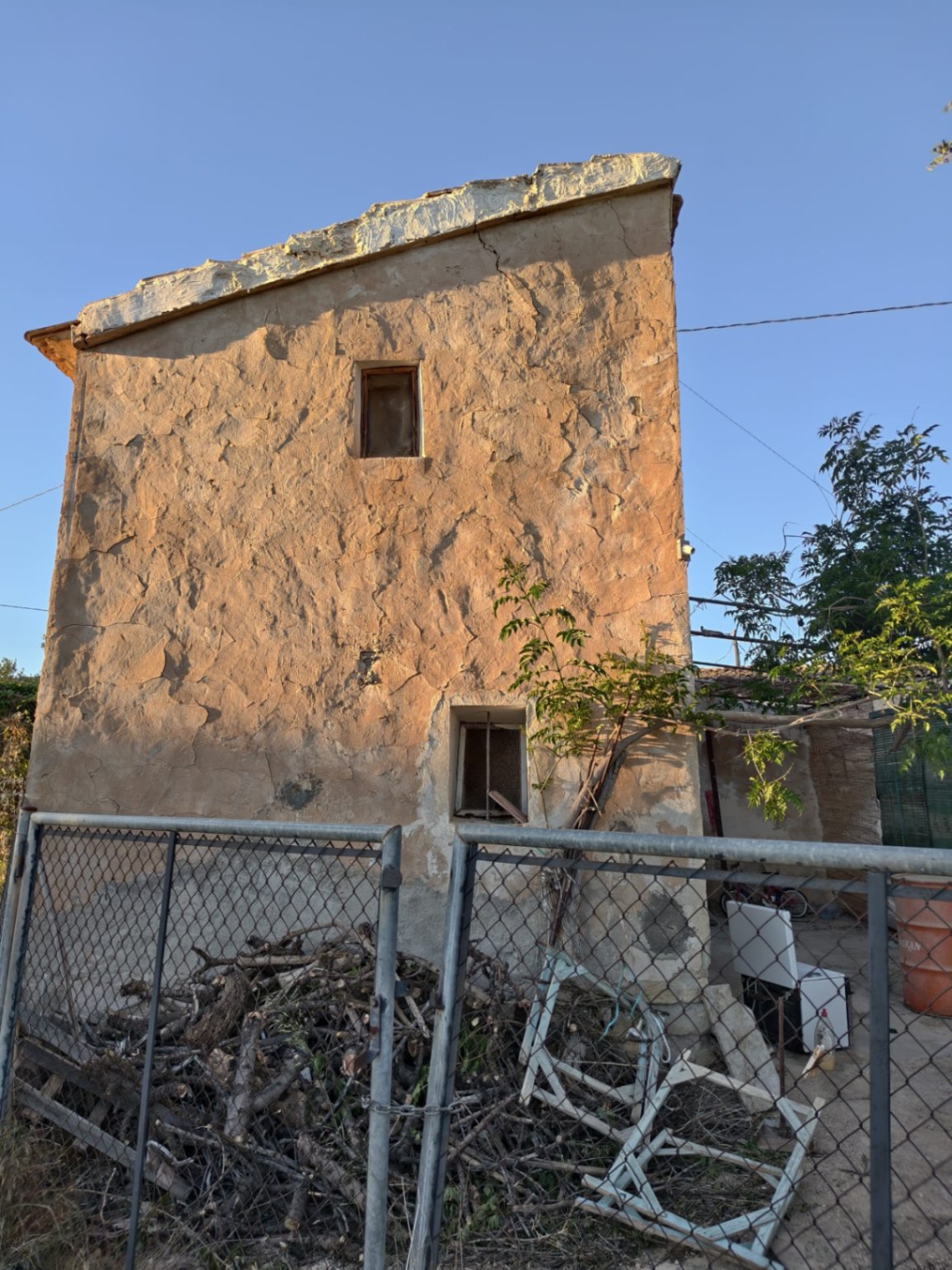 Finca rústica con casa en ruinas