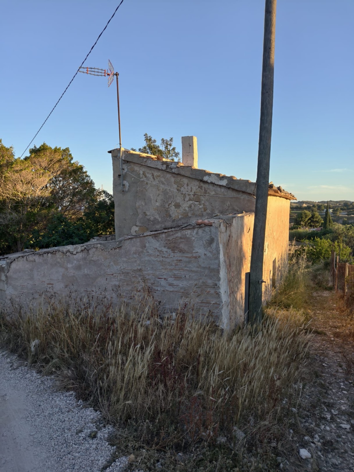 Finca rústica con casa en ruinas