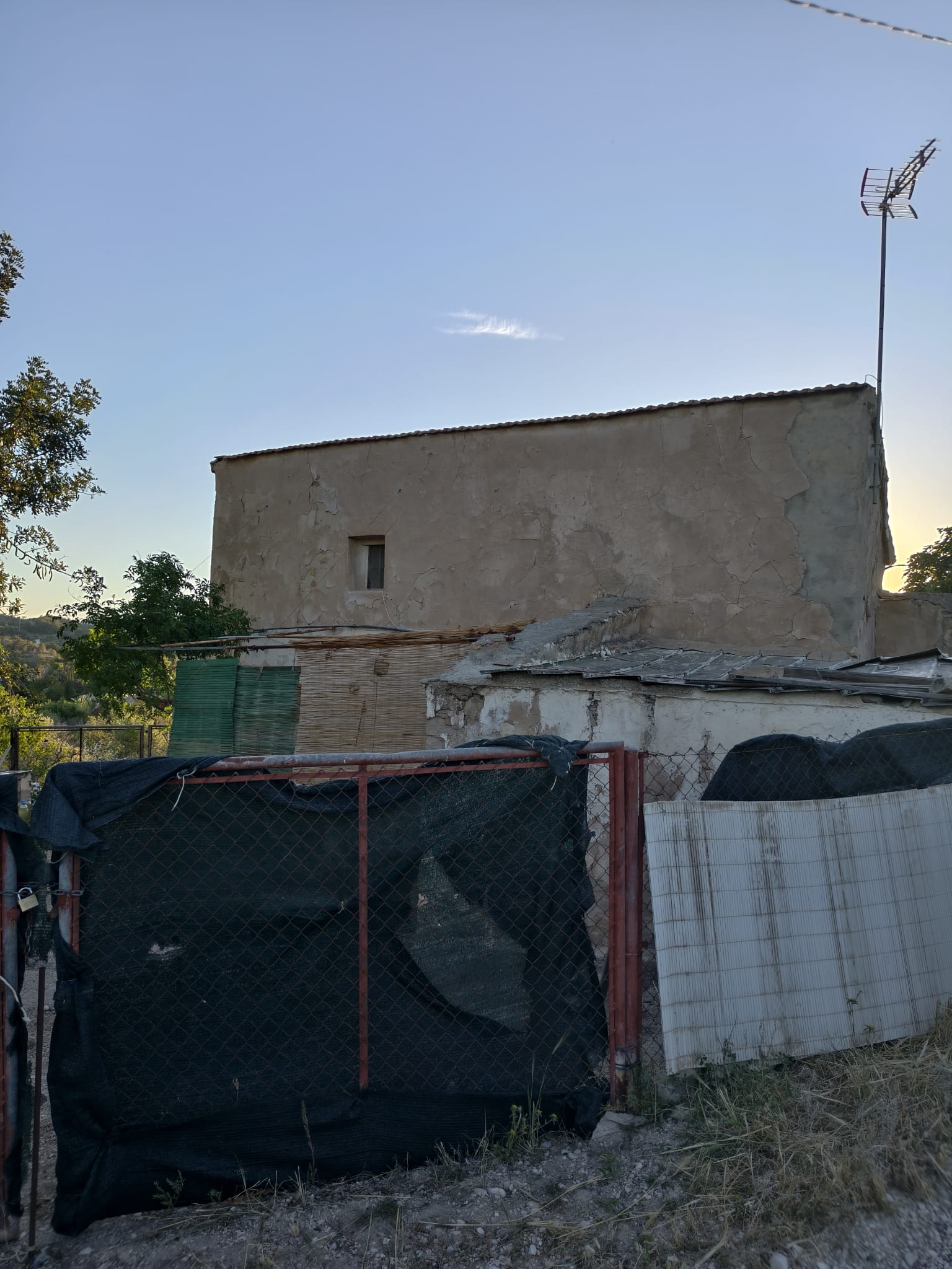 Finca rústica con casa en ruinas