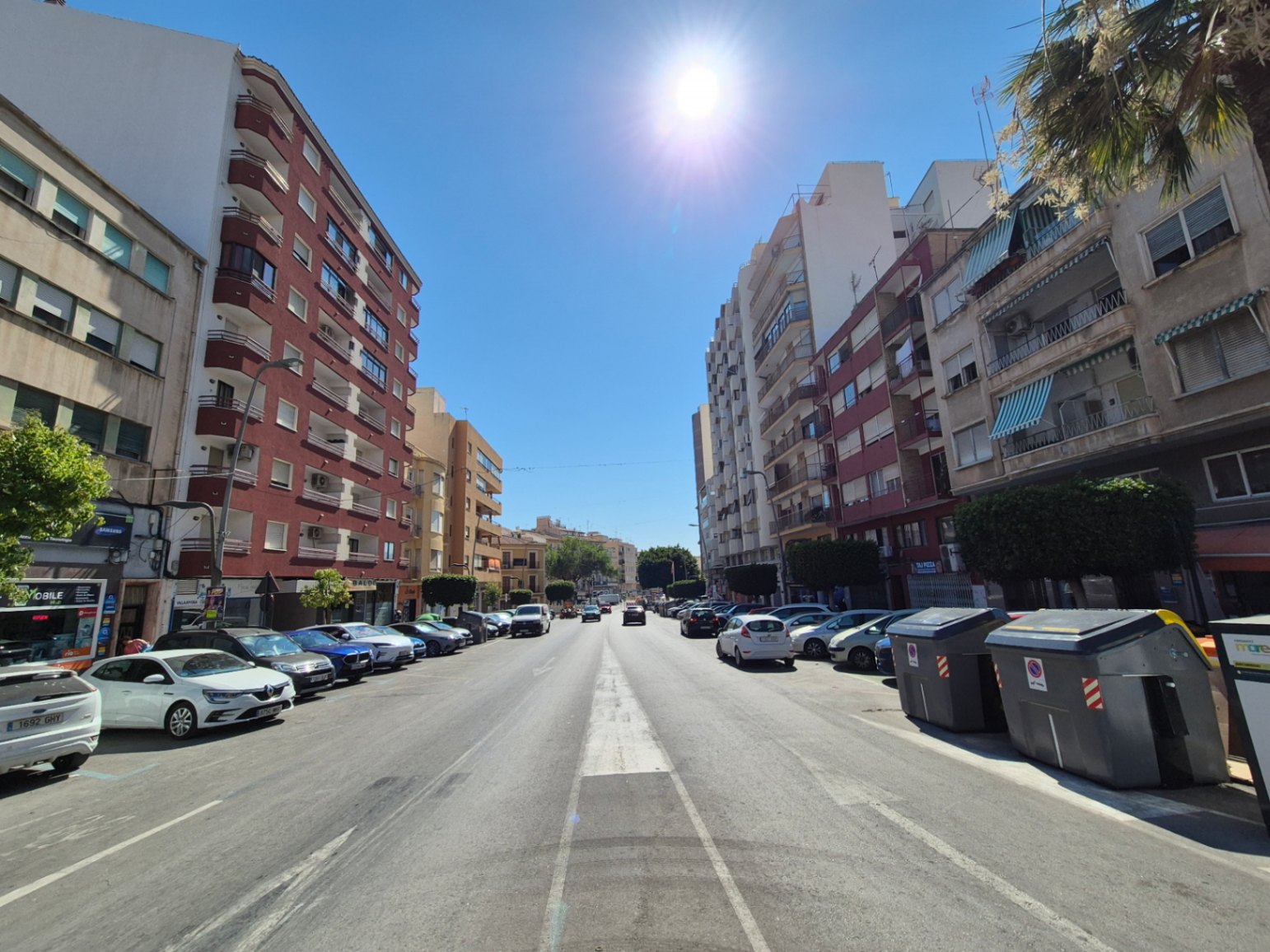 Amplio local comercial en excelente ubicación – Avenida País Valencia