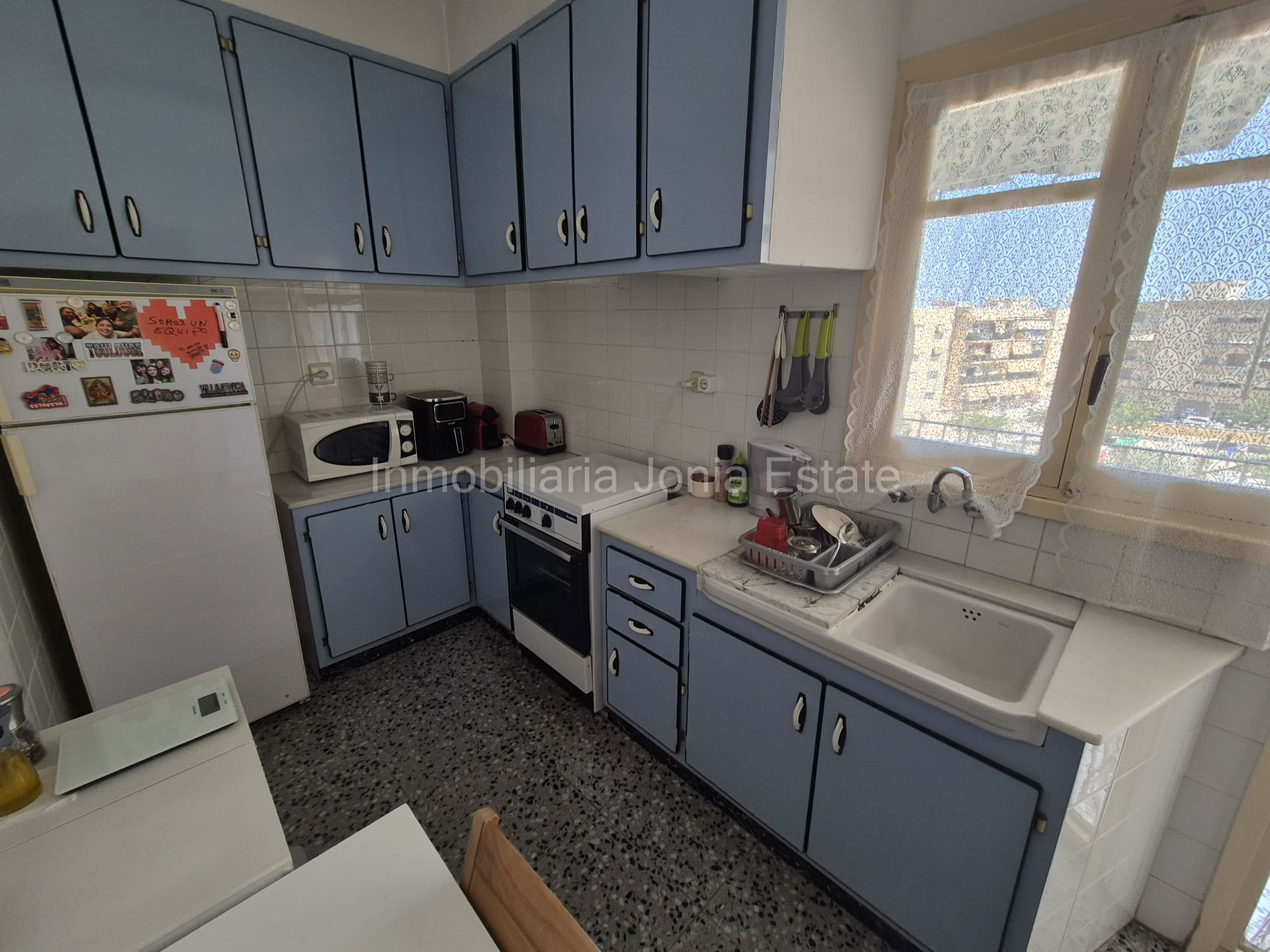Ruimtelijk appartement met 4 slaapkamers, zeer licht en nabij het centrum en het strand.