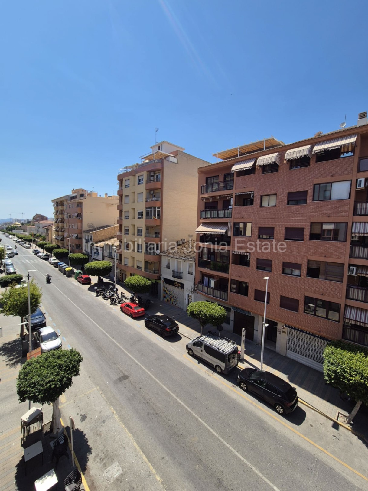 Amplio y muy luminosos piso de 4 dormitorios, a escasos metros del centro y la playa