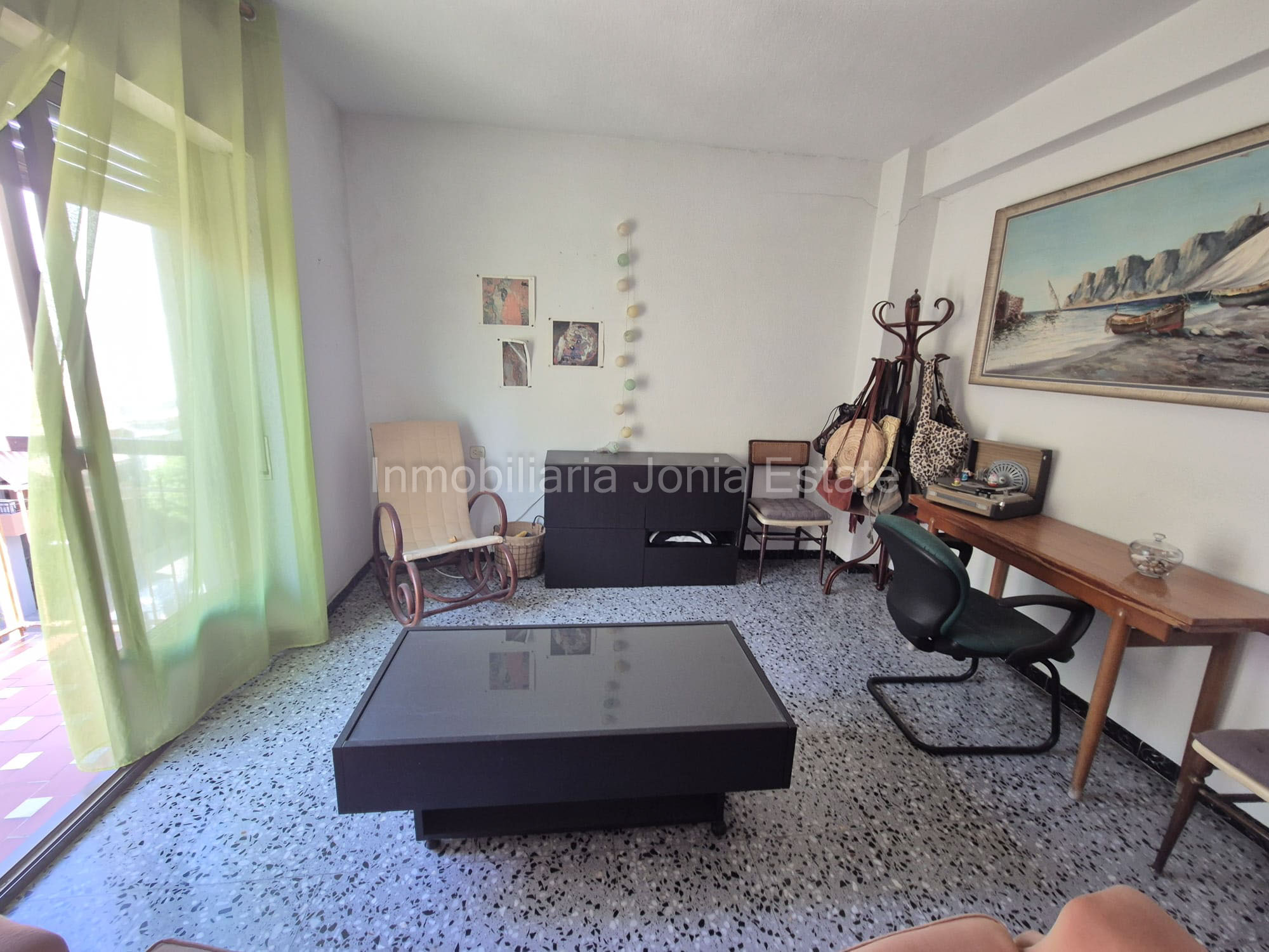 Amplio y muy luminosos piso de 4 dormitorios, a escasos metros del centro y la playa