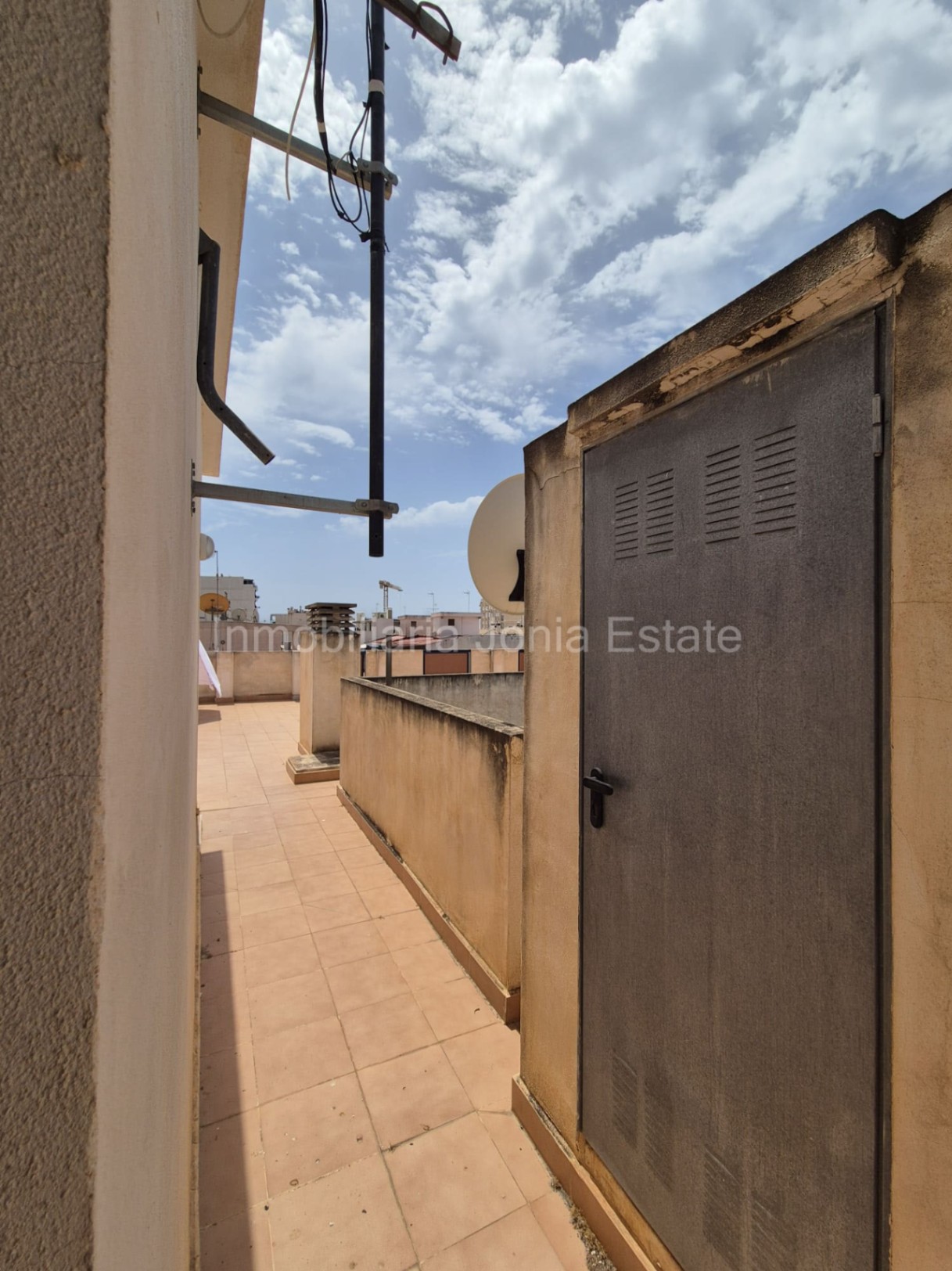 Piso de 3 habitaciones y 2 baños con plaza de aparcamiento en pleno centro de Villajoyosa