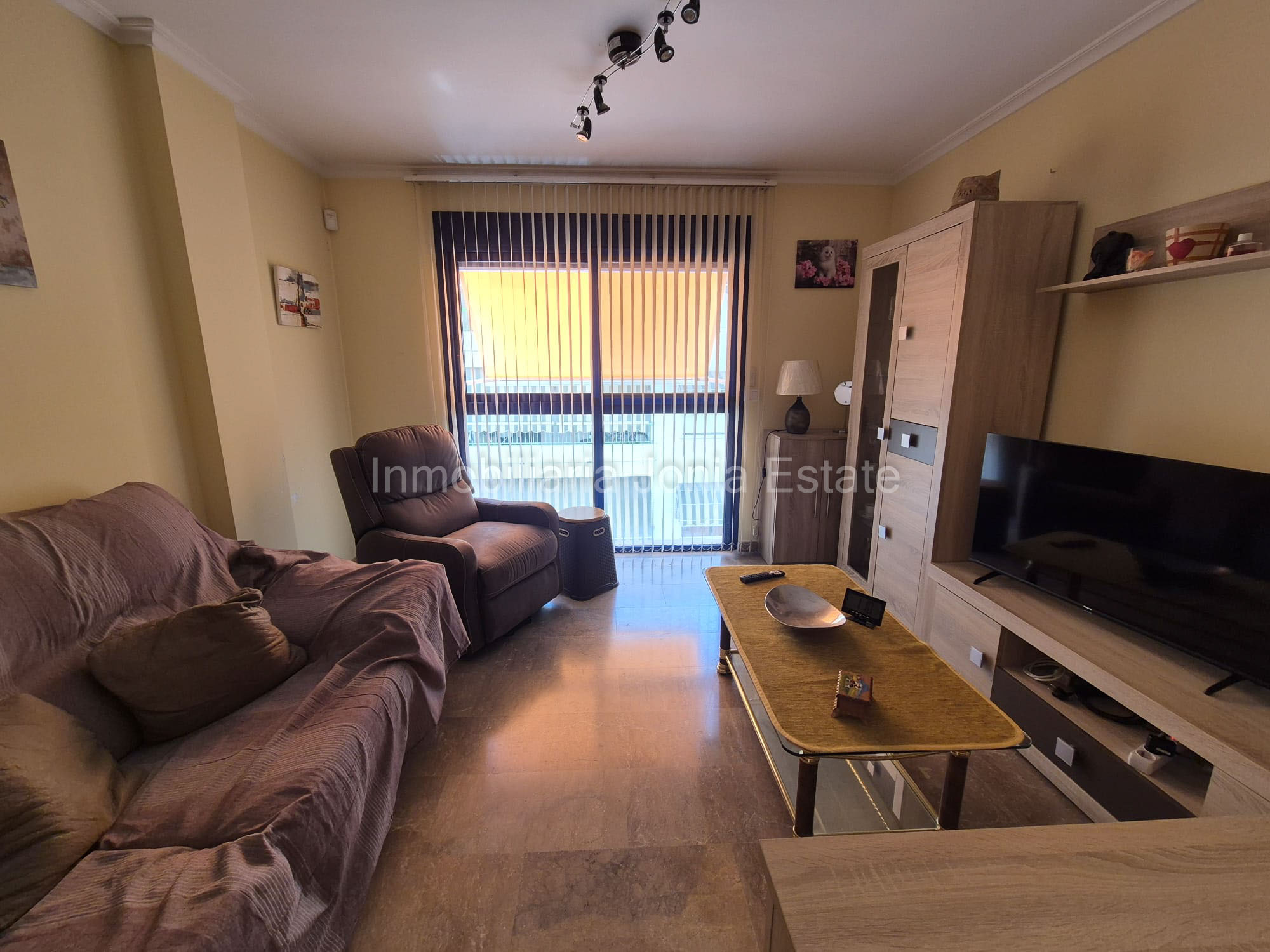 Piso de 3 habitaciones y 2 baños con plaza de aparcamiento en pleno centro de Villajoyosa