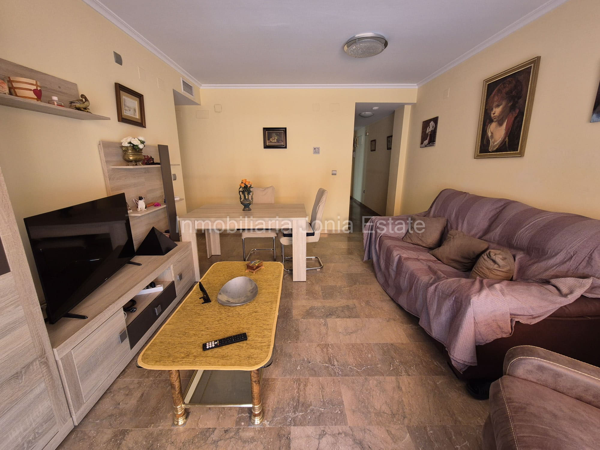 Piso de 3 habitaciones y 2 baños con plaza de aparcamiento en pleno centro de Villajoyosa