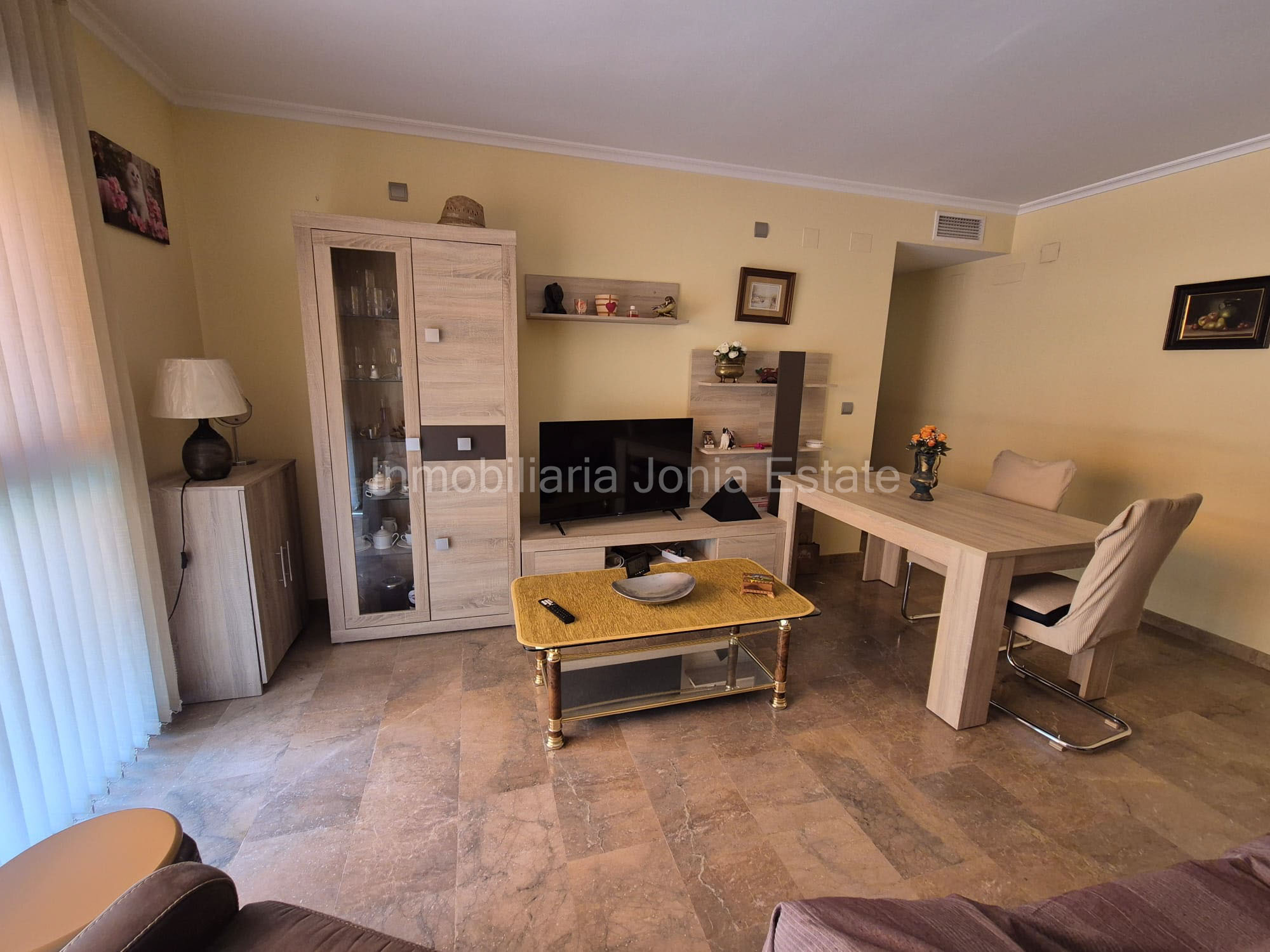Piso de 3 habitaciones y 2 baños con plaza de aparcamiento en pleno centro de Villajoyosa