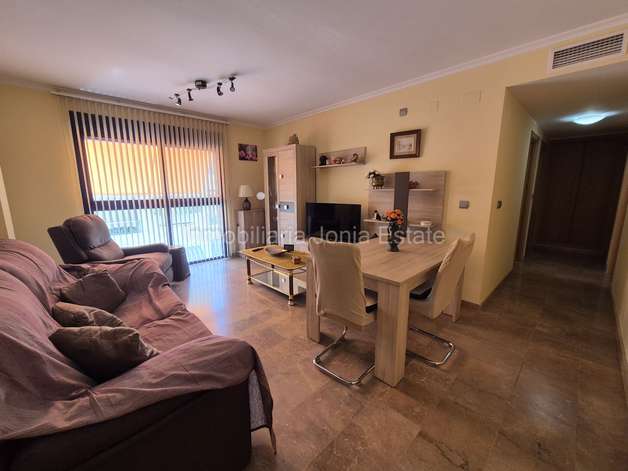 Piso de 3 habitaciones y 2 baños con plaza de aparcamiento en pleno centro de Villajoyosa