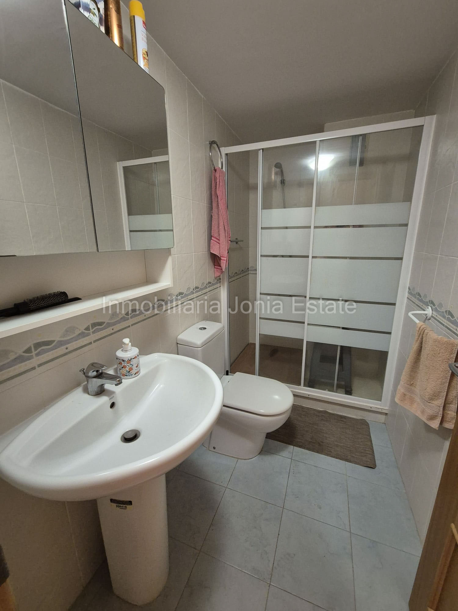Piso de 3 habitaciones y 2 baños con plaza de aparcamiento en pleno centro de Villajoyosa