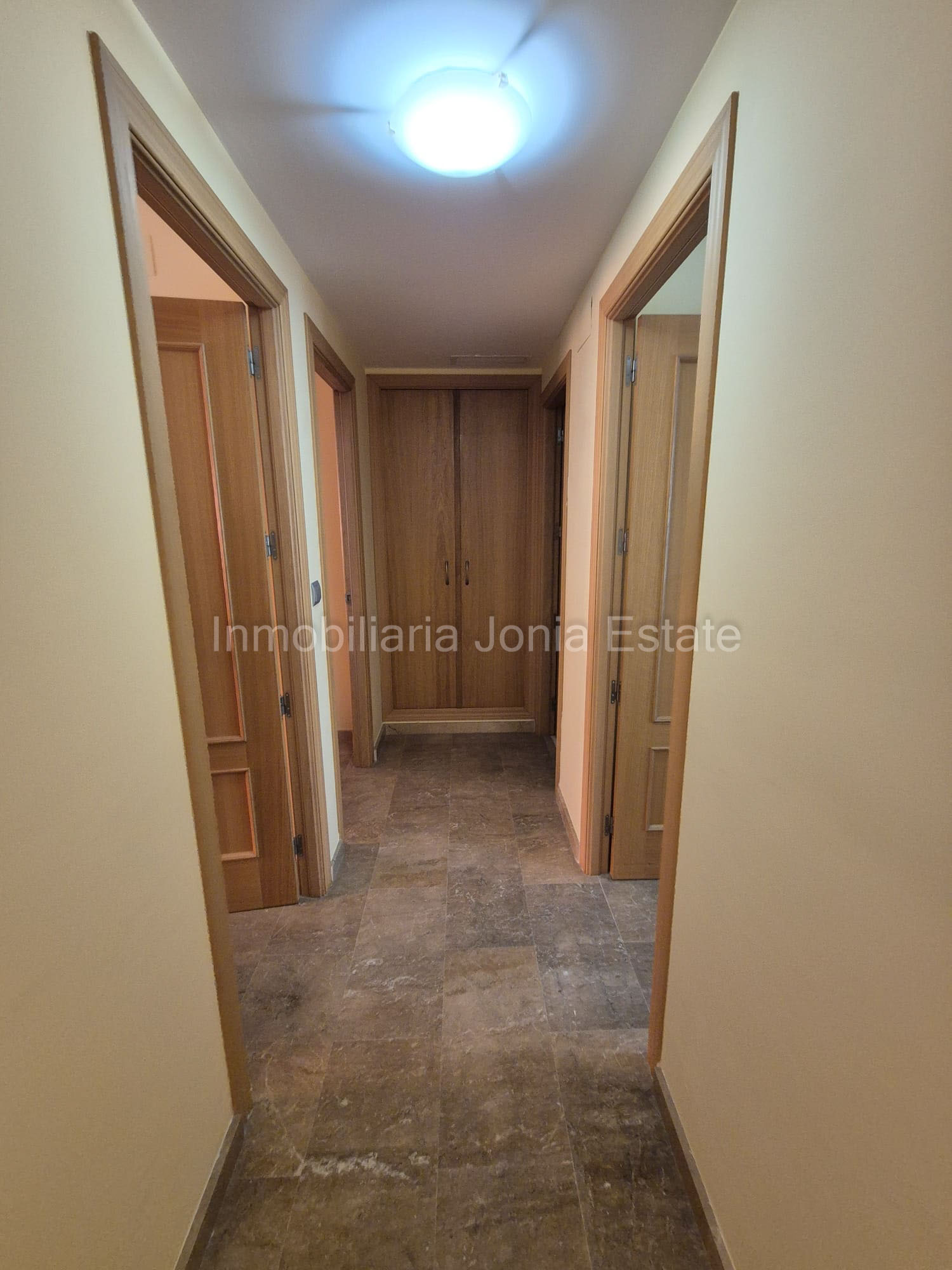 Piso de 3 habitaciones y 2 baños con plaza de aparcamiento en pleno centro de Villajoyosa