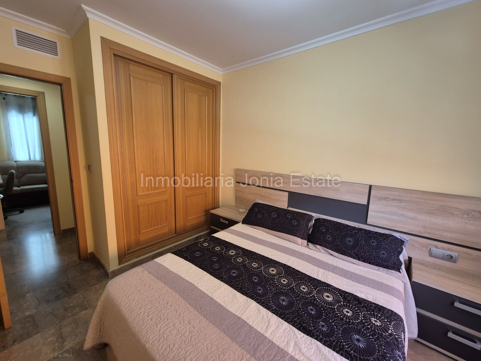 Piso de 3 habitaciones y 2 baños con plaza de aparcamiento en pleno centro de Villajoyosa