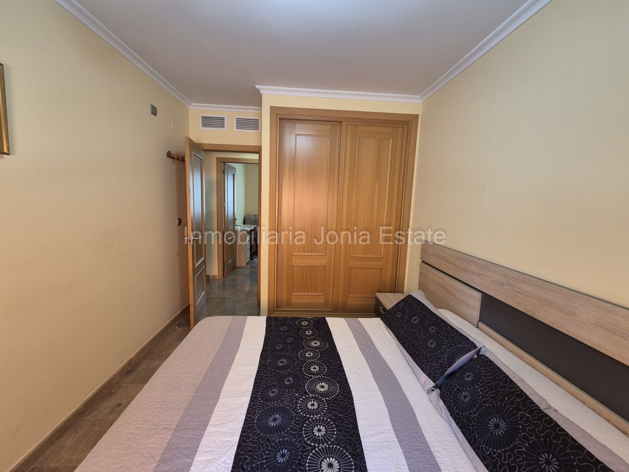 Piso de 3 habitaciones y 2 baños con plaza de aparcamiento en pleno centro de Villajoyosa