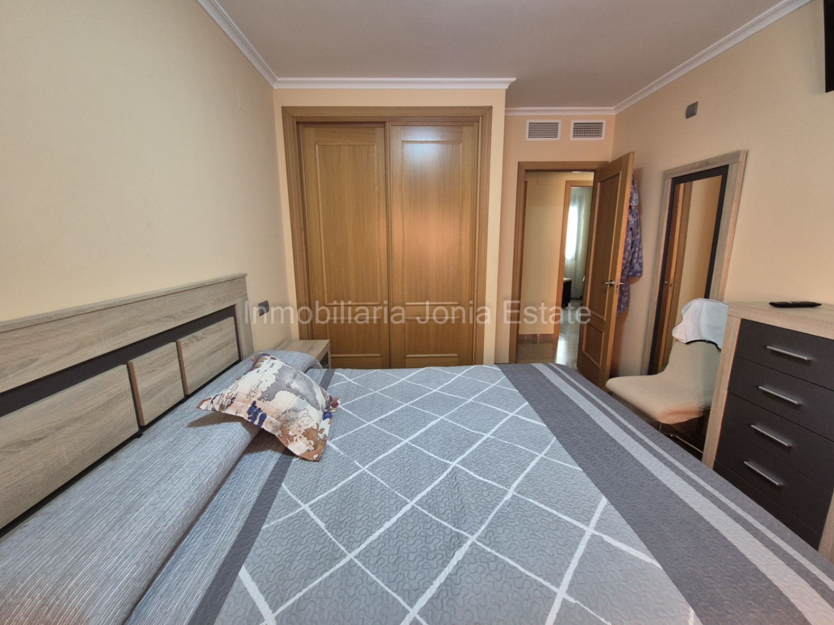 Piso de 3 habitaciones y 2 baños con plaza de aparcamiento en pleno centro de Villajoyosa
