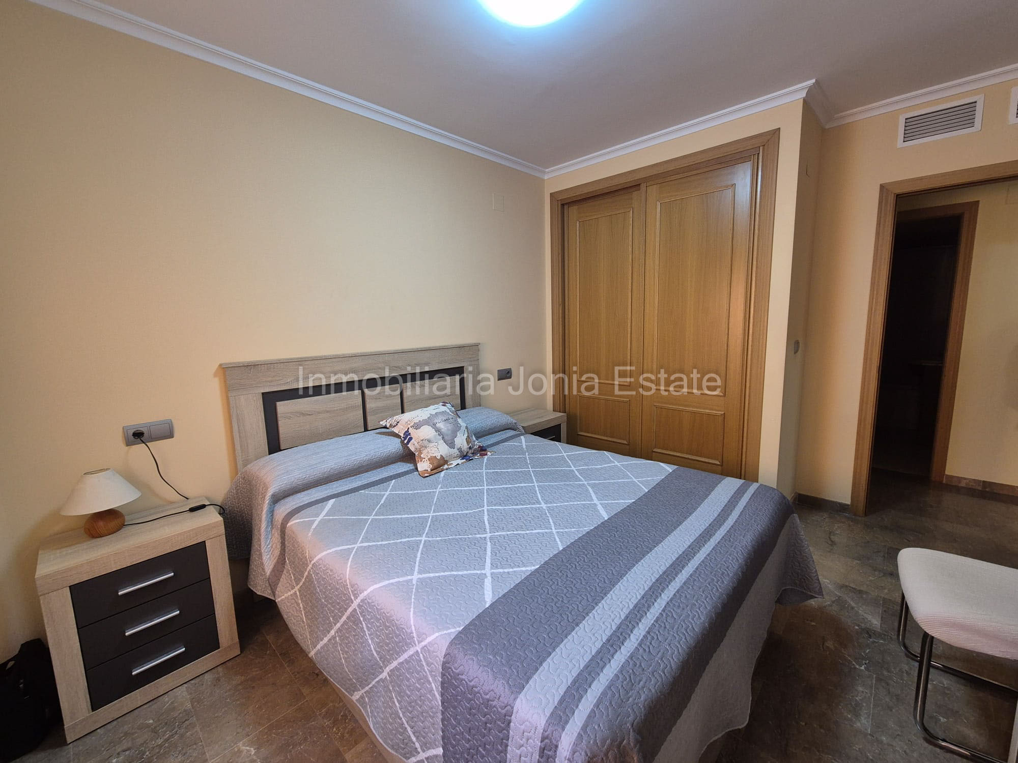 Piso de 3 habitaciones y 2 baños con plaza de aparcamiento en pleno centro de Villajoyosa