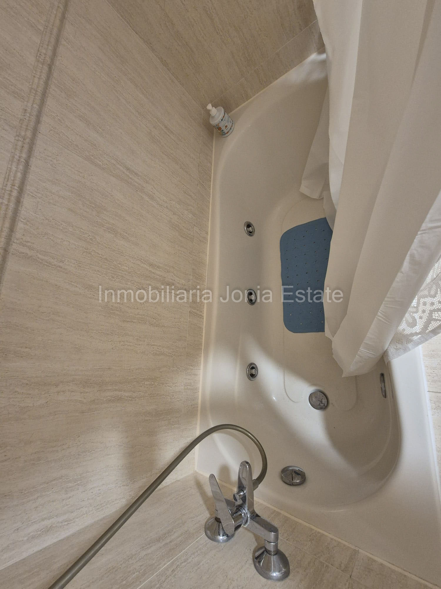 Piso de 3 habitaciones y 2 baños con plaza de aparcamiento en pleno centro de Villajoyosa