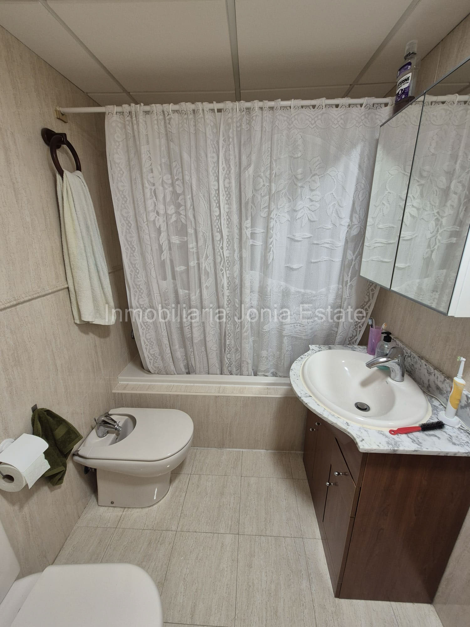 Piso de 3 habitaciones y 2 baños con plaza de aparcamiento en pleno centro de Villajoyosa