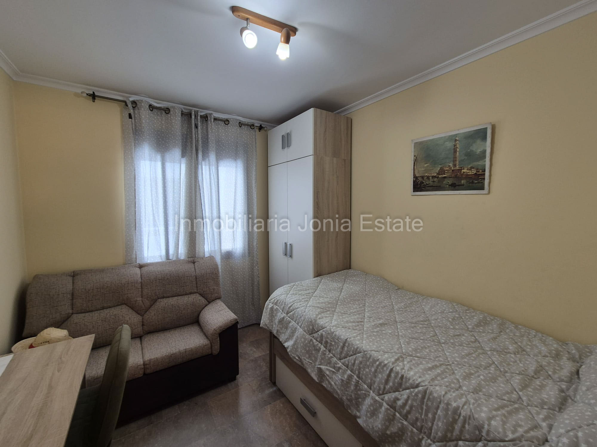 Piso de 3 habitaciones y 2 baños con plaza de aparcamiento en pleno centro de Villajoyosa