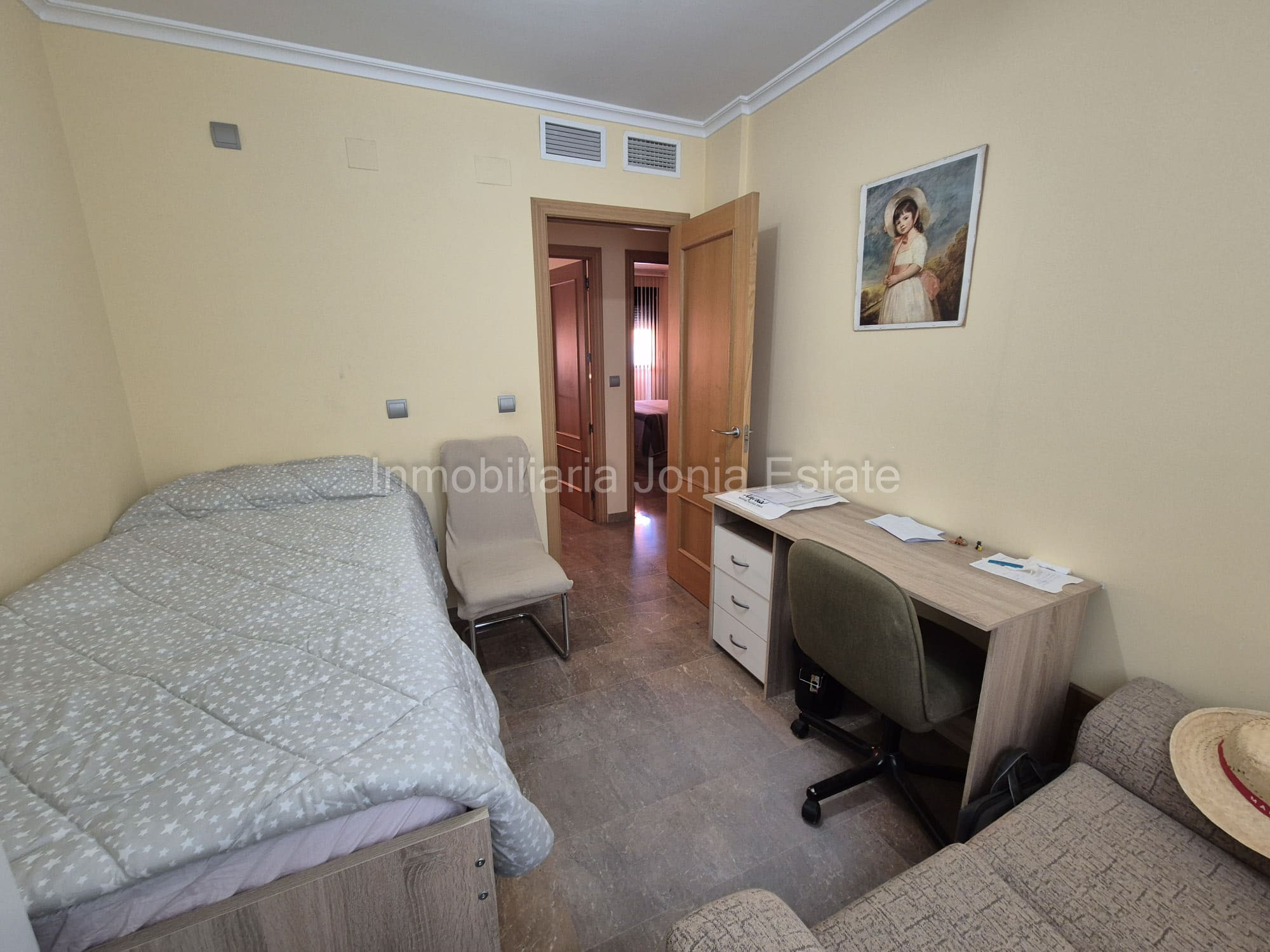 Piso de 3 habitaciones y 2 baños con plaza de aparcamiento en pleno centro de Villajoyosa