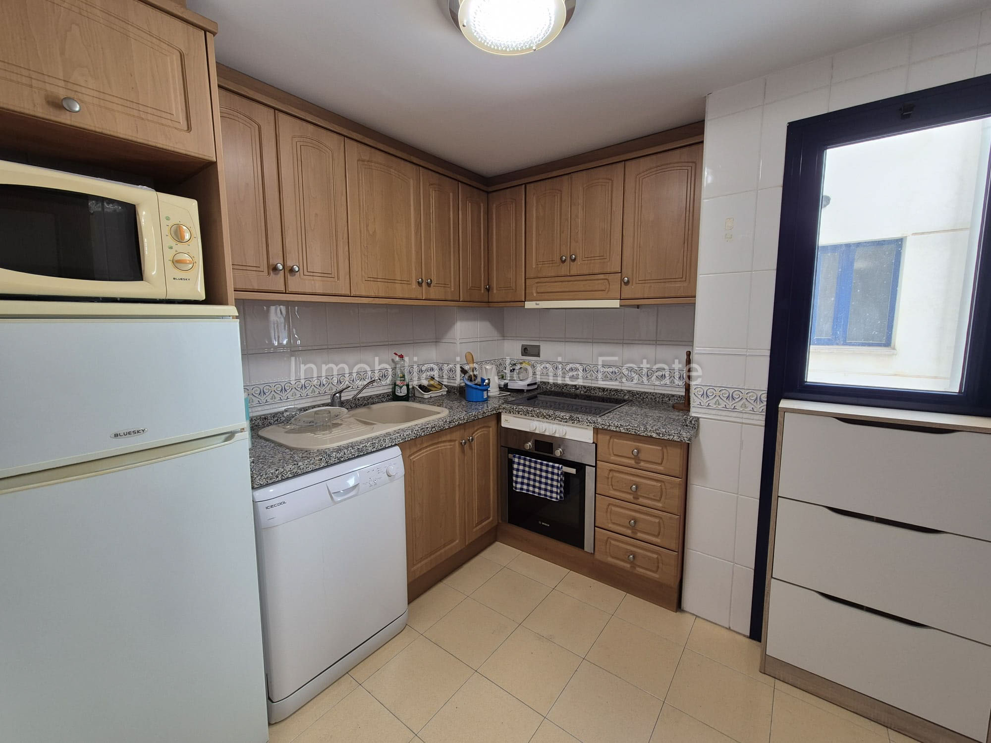Piso de 3 habitaciones y 2 baños con plaza de aparcamiento en pleno centro de Villajoyosa