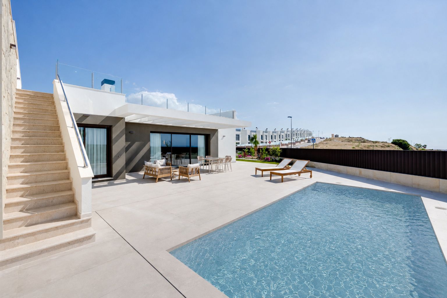 Villa de 3 dormitorios con piscina privada y solárium de 120 m²
