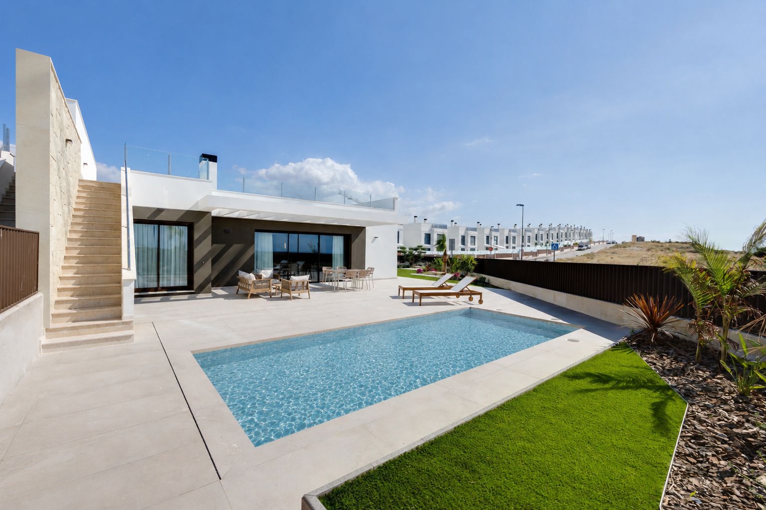 Villa de 3 dormitorios con piscina privada y solárium de 120 m²