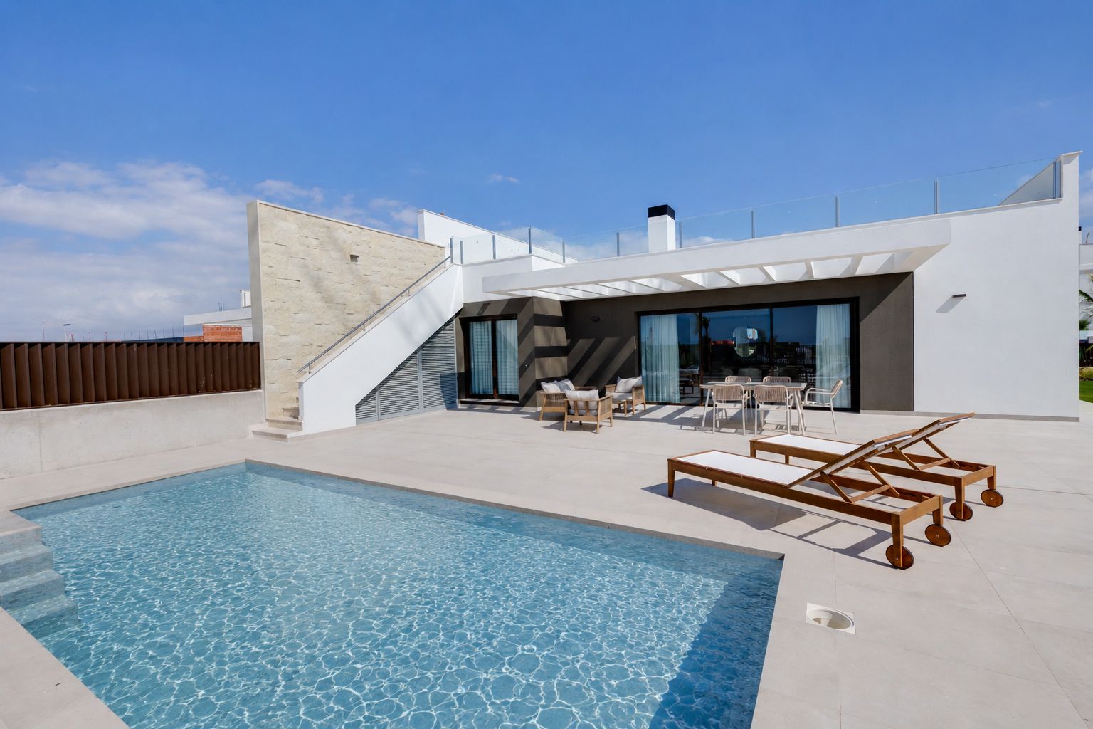 Villa de 3 dormitorios con piscina privada y solárium de 120 m²