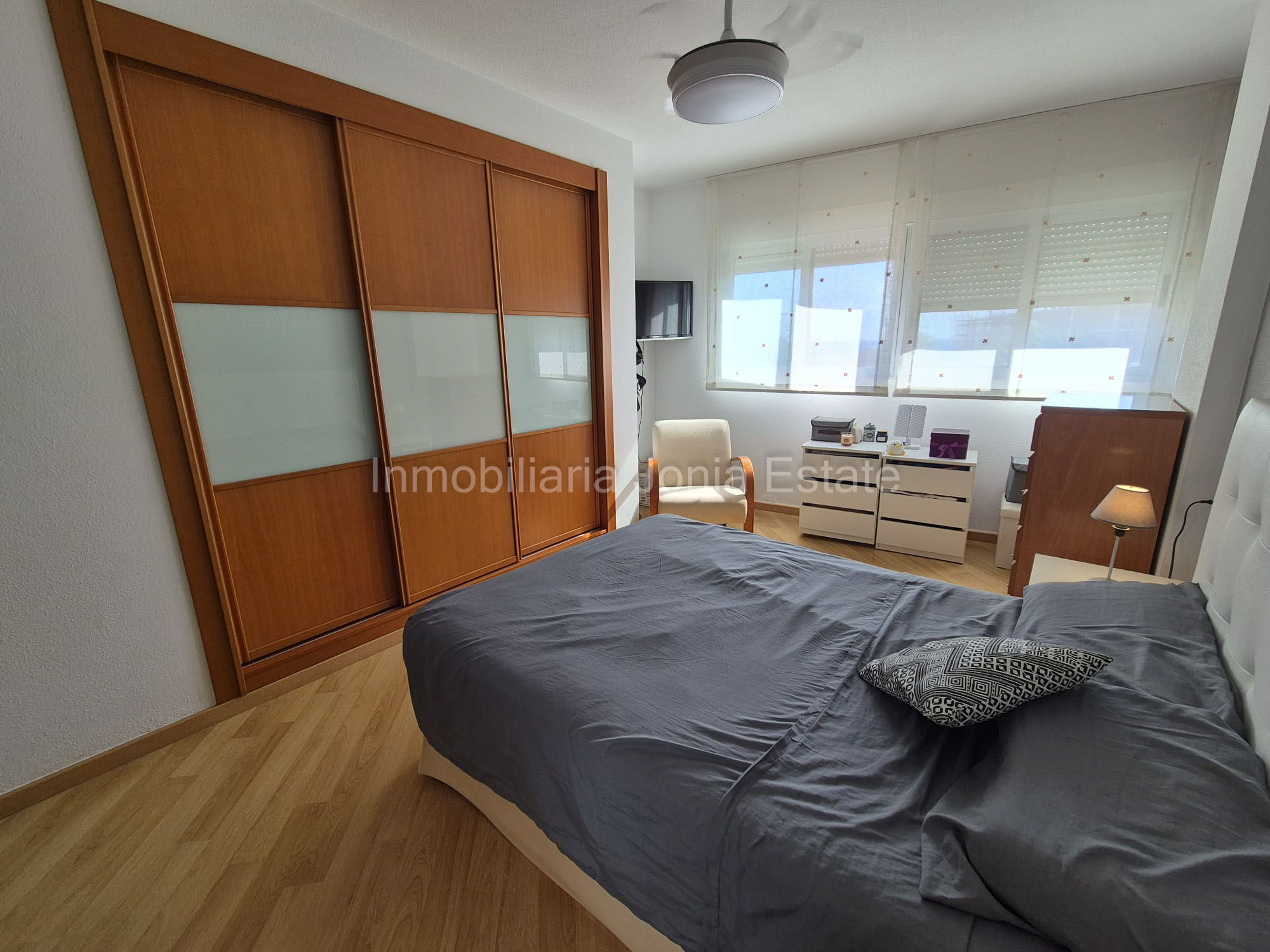 Vivienda con terraza, vistas al mar y amplio garaje en Villajoyosa