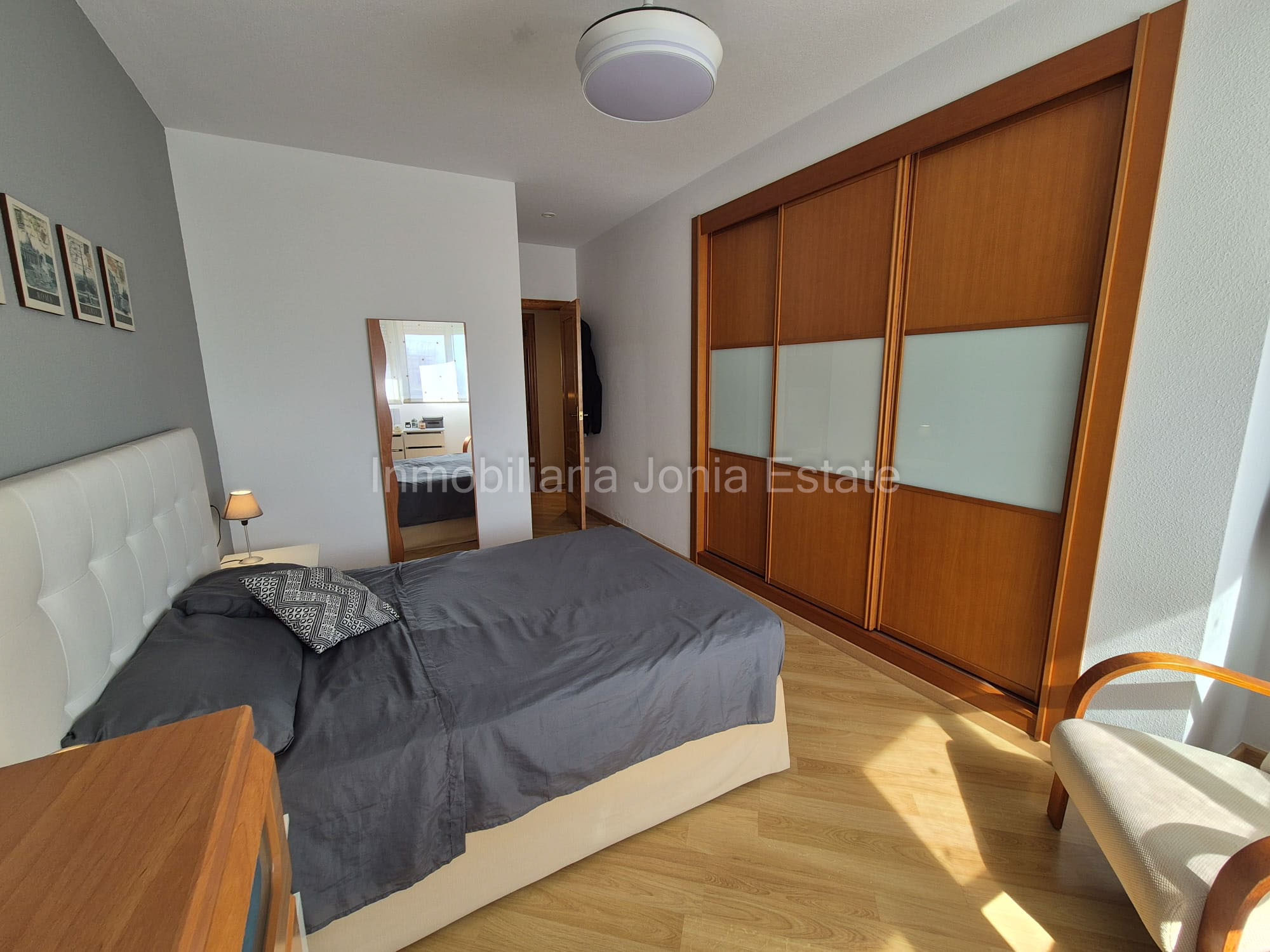 Vivienda con terraza, vistas al mar y amplio garaje en Villajoyosa