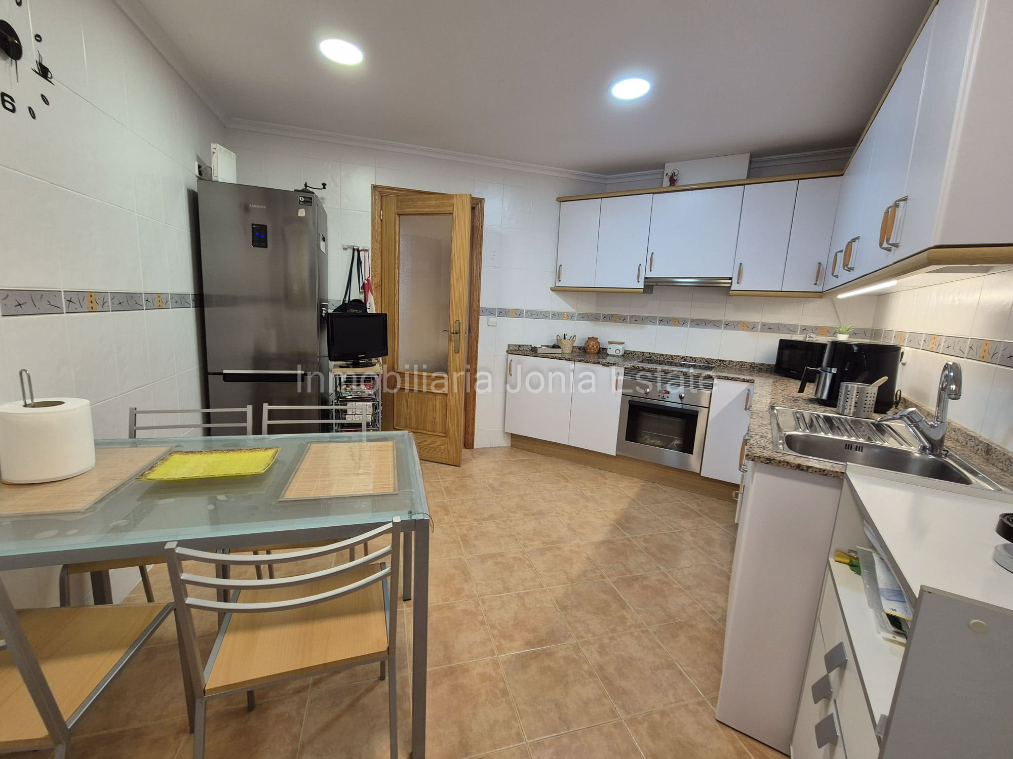 Vivienda con terraza, vistas al mar y amplio garaje en Villajoyosa