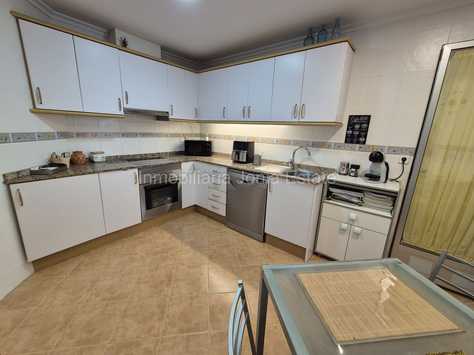 Vivienda con terraza, vistas al mar y amplio garaje en Villajoyosa