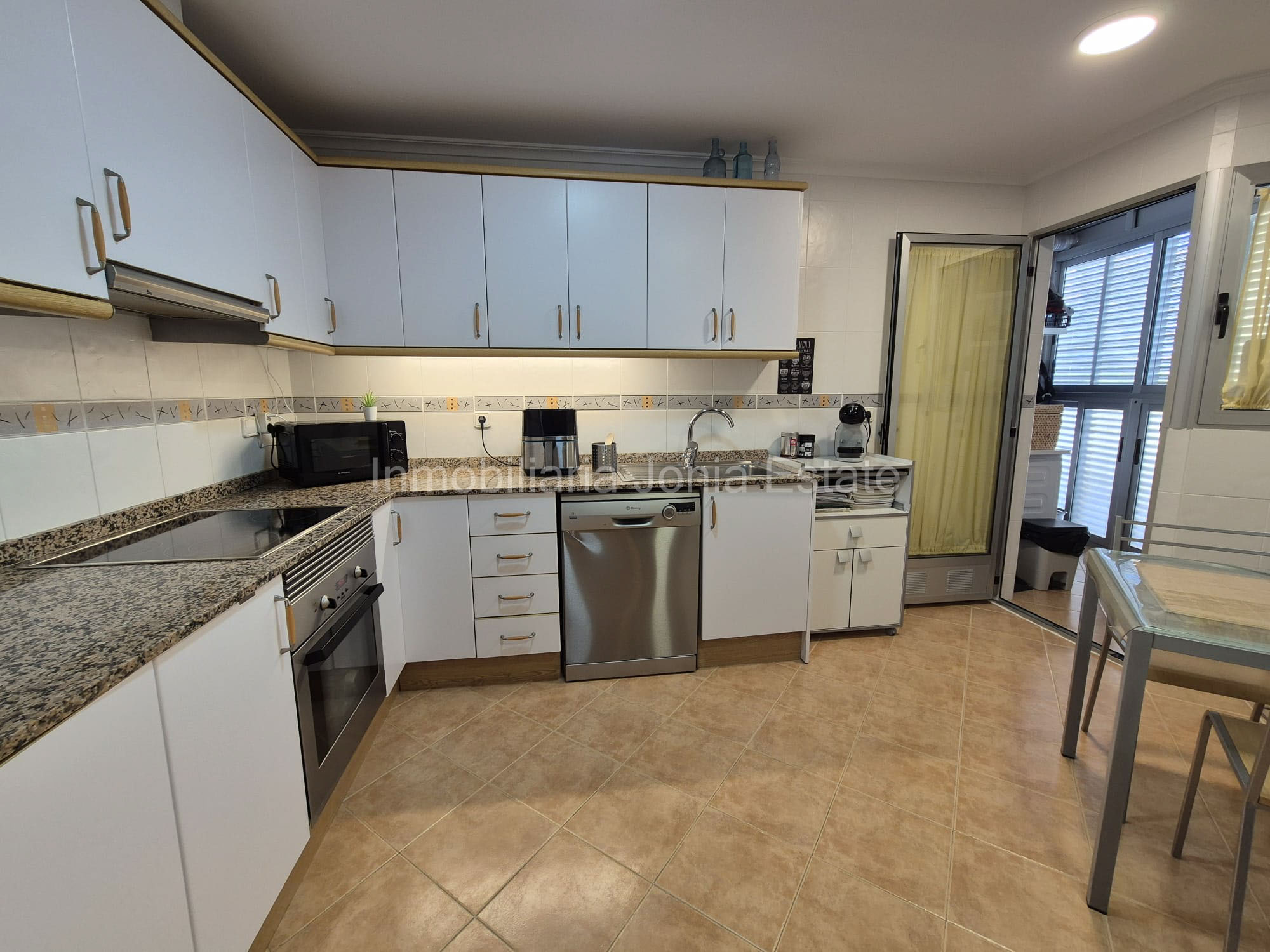 Vivienda con terraza, vistas al mar y amplio garaje en Villajoyosa
