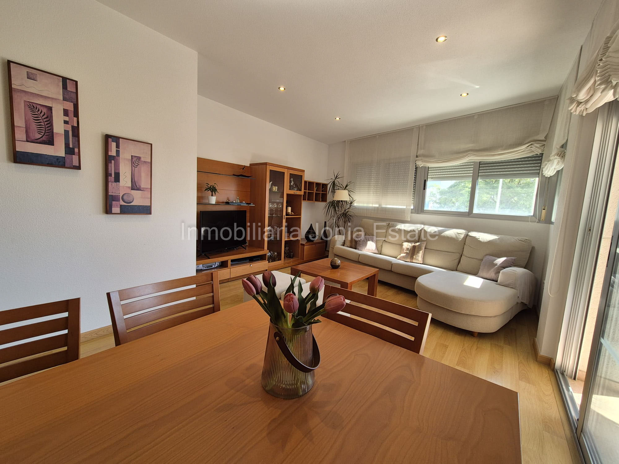 Vivienda con terraza, vistas al mar y amplio garaje en Villajoyosa