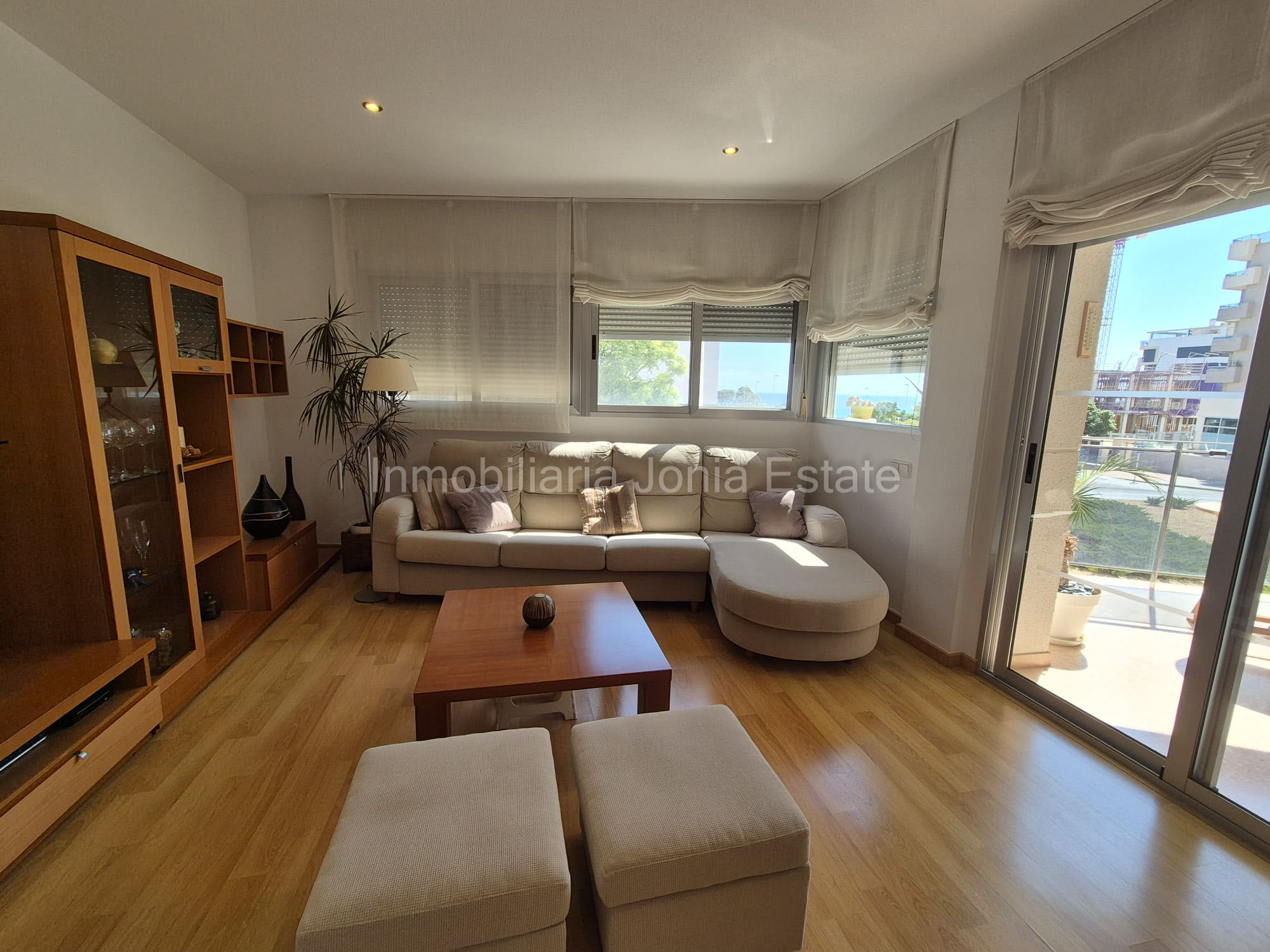 Vivienda con terraza, vistas al mar y amplio garaje en Villajoyosa