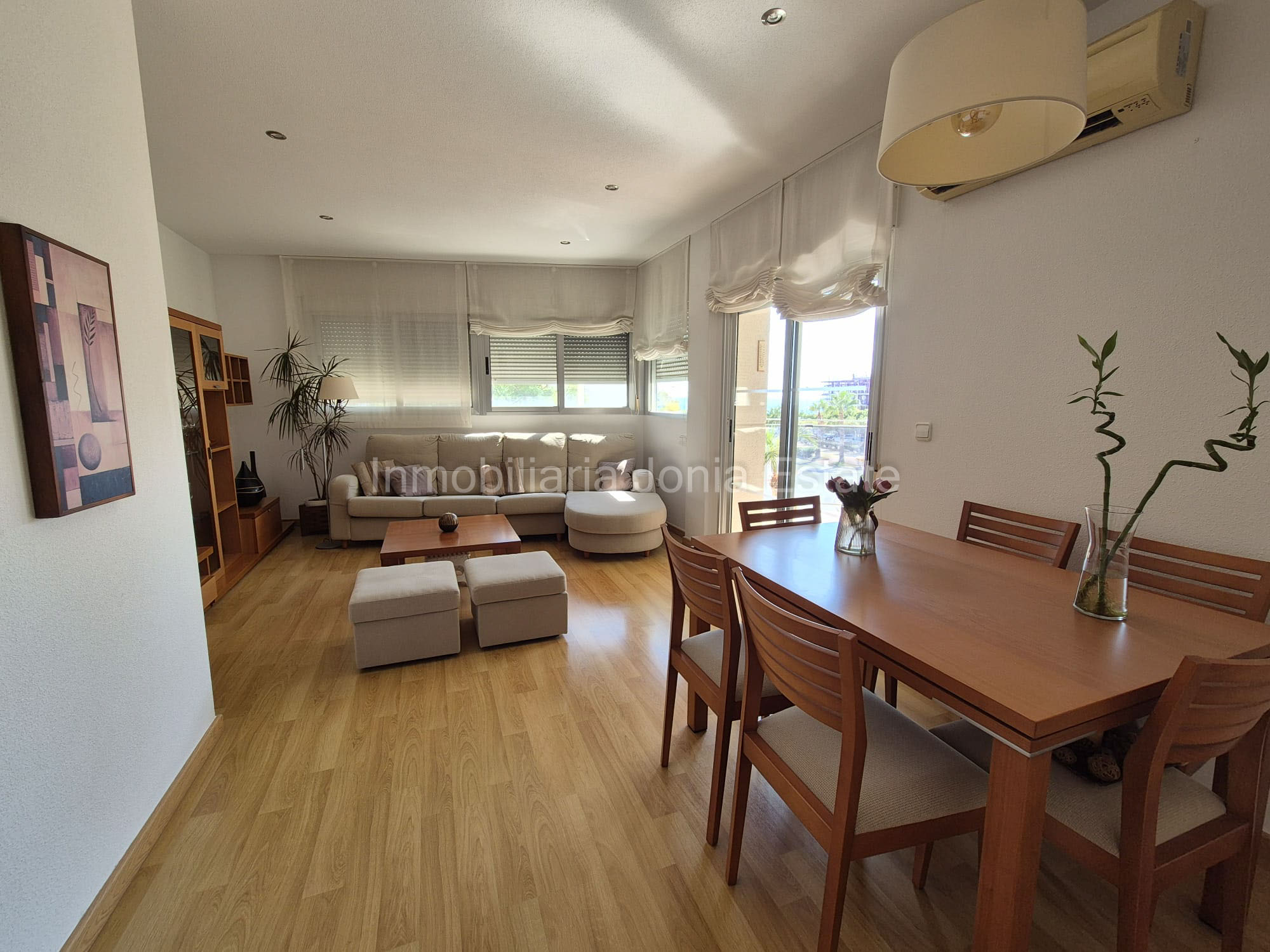 Vivienda con terraza, vistas al mar y amplio garaje en Villajoyosa