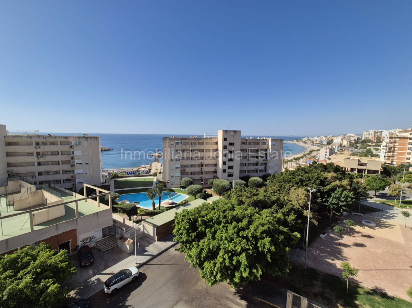Renovated apartment with spectacular views of the sea, harbor, and Villajoyosa Beach.