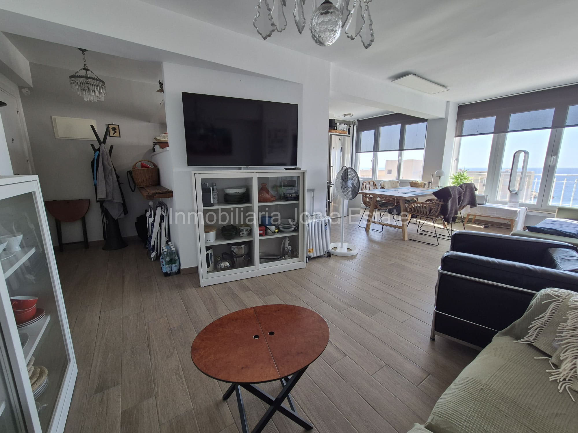 Renovated apartment with spectacular views of the sea, harbor, and Villajoyosa Beach.