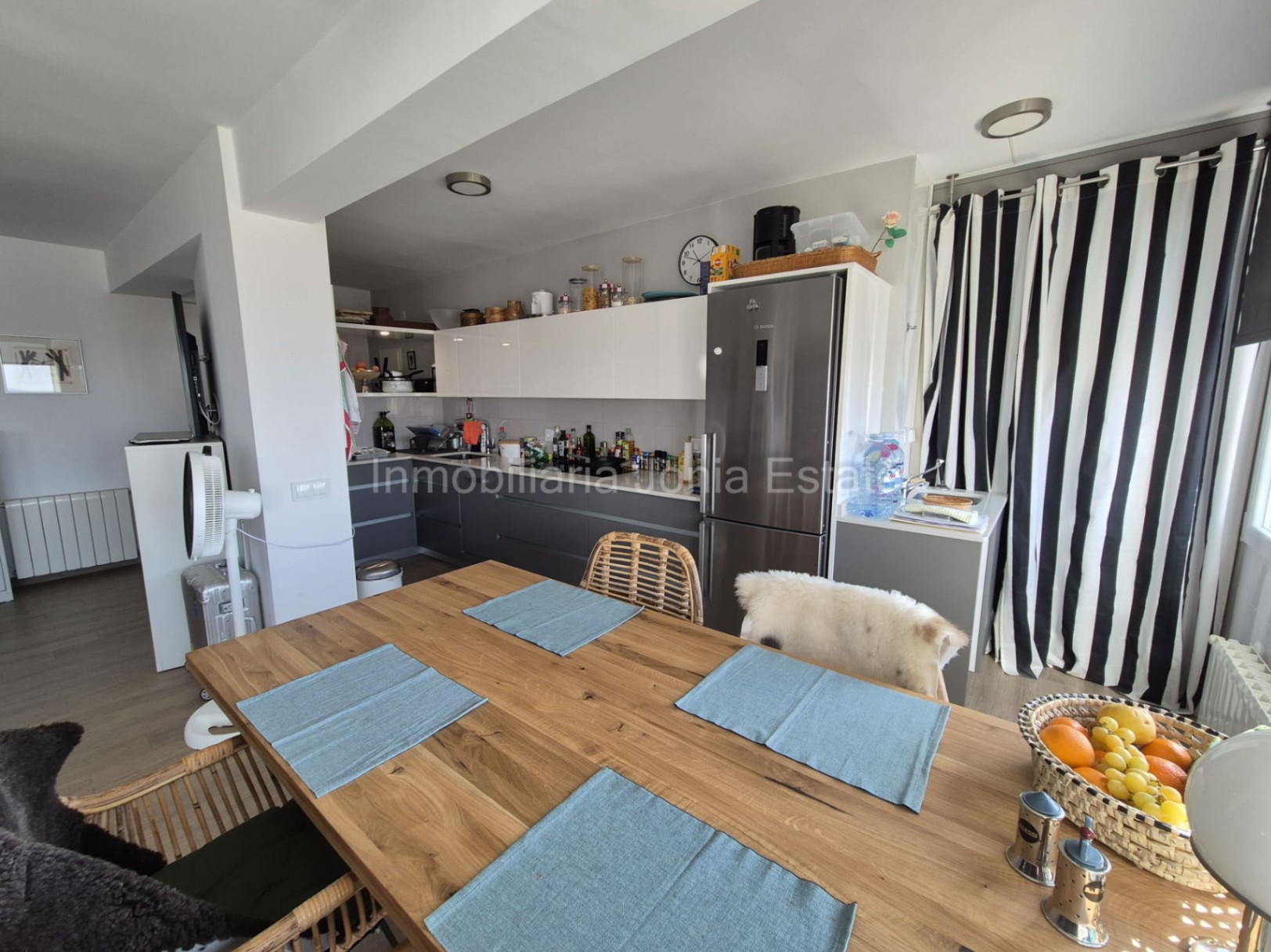 Renovated apartment with spectacular views of the sea, harbor, and Villajoyosa Beach.