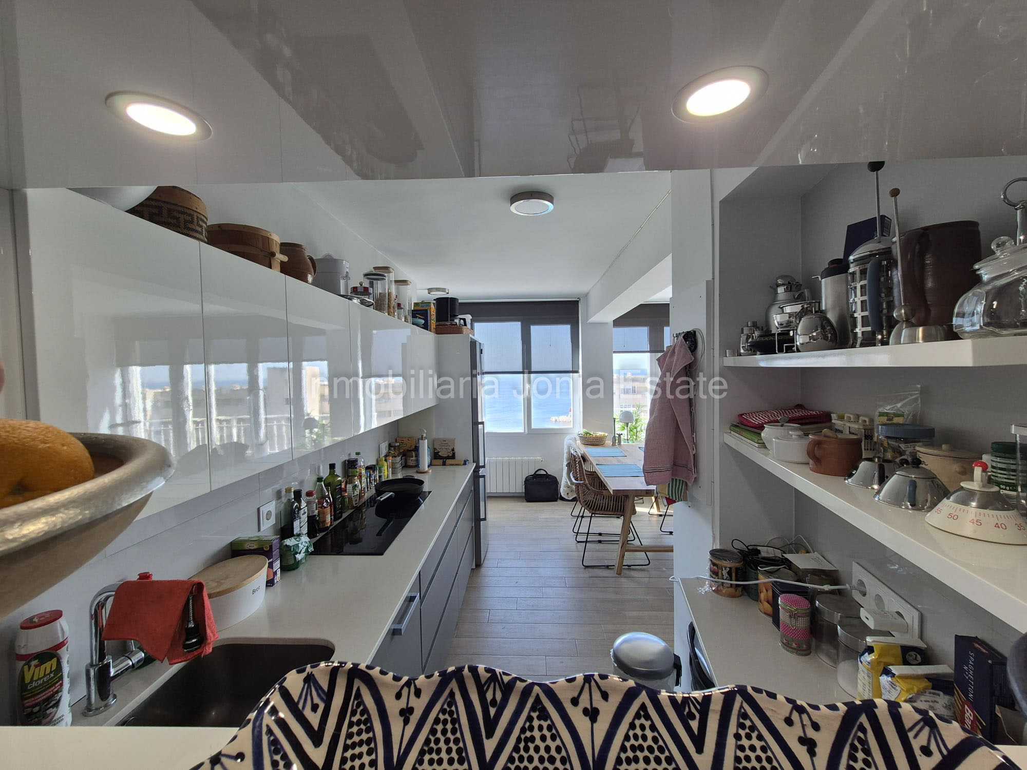 Renovated apartment with spectacular views of the sea, harbor, and Villajoyosa Beach.