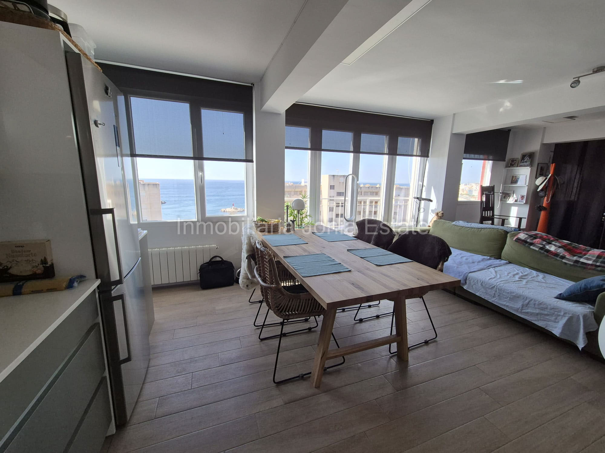 Renovated apartment with spectacular views of the sea, harbor, and Villajoyosa Beach.