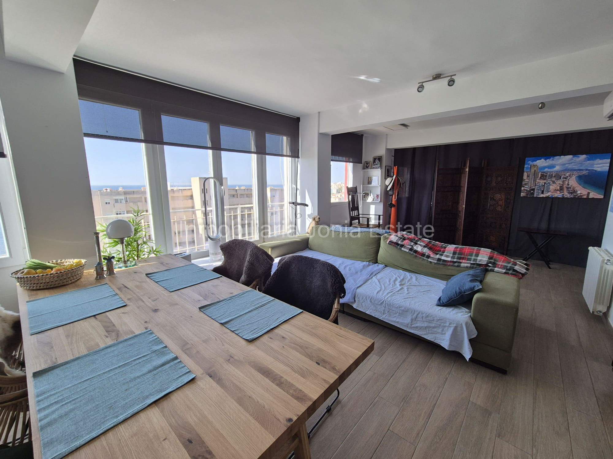 Renovated apartment with spectacular views of the sea, harbor, and Villajoyosa Beach.