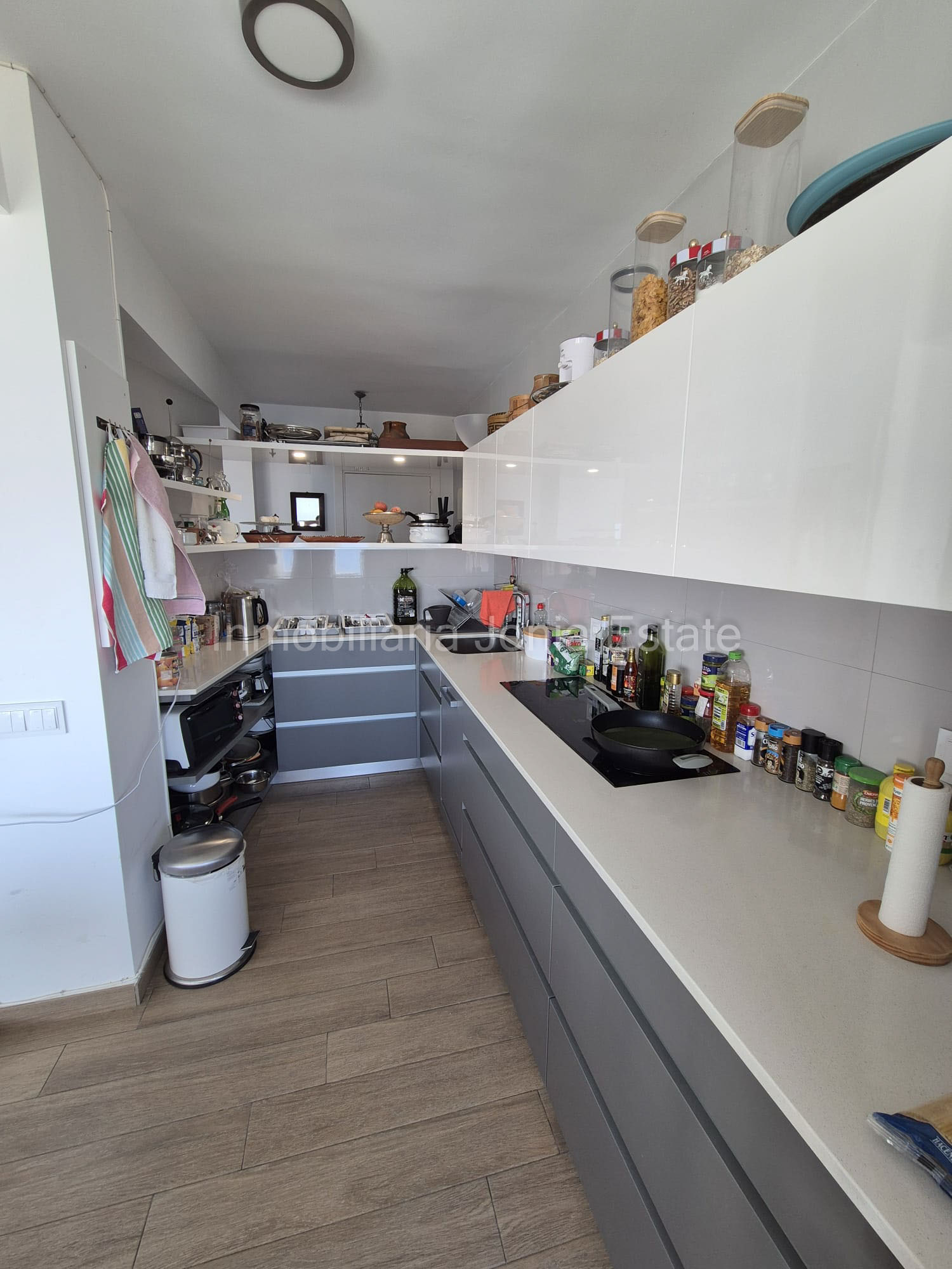 Renovated apartment with spectacular views of the sea, harbor, and Villajoyosa Beach.