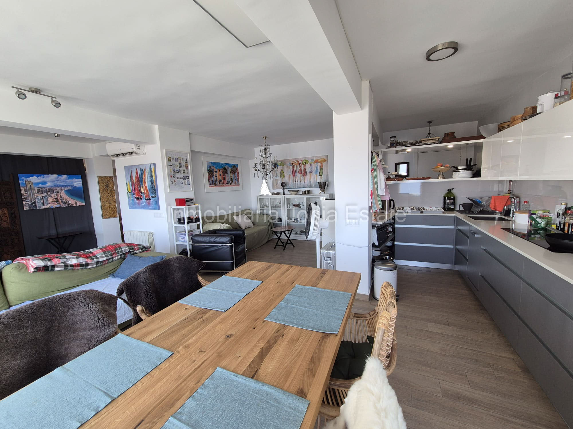 Renovated apartment with spectacular views of the sea, harbor, and Villajoyosa Beach.