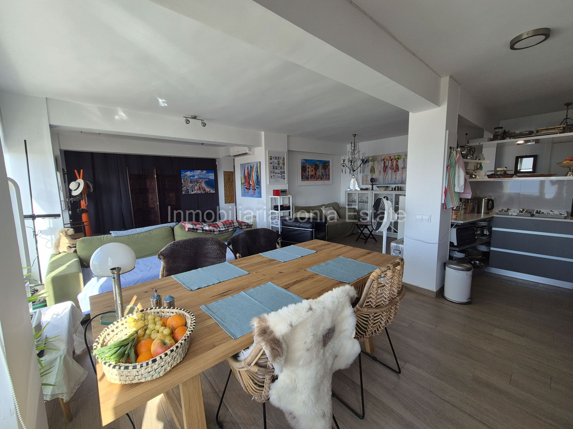 Renovated apartment with spectacular views of the sea, harbor, and Villajoyosa Beach.