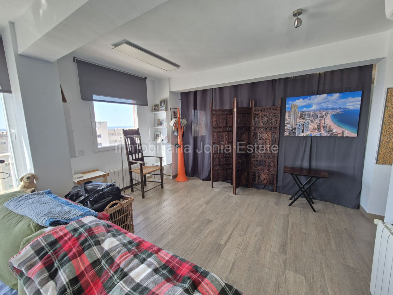 Renovated apartment with spectacular views of the sea, harbor, and Villajoyosa Beach.