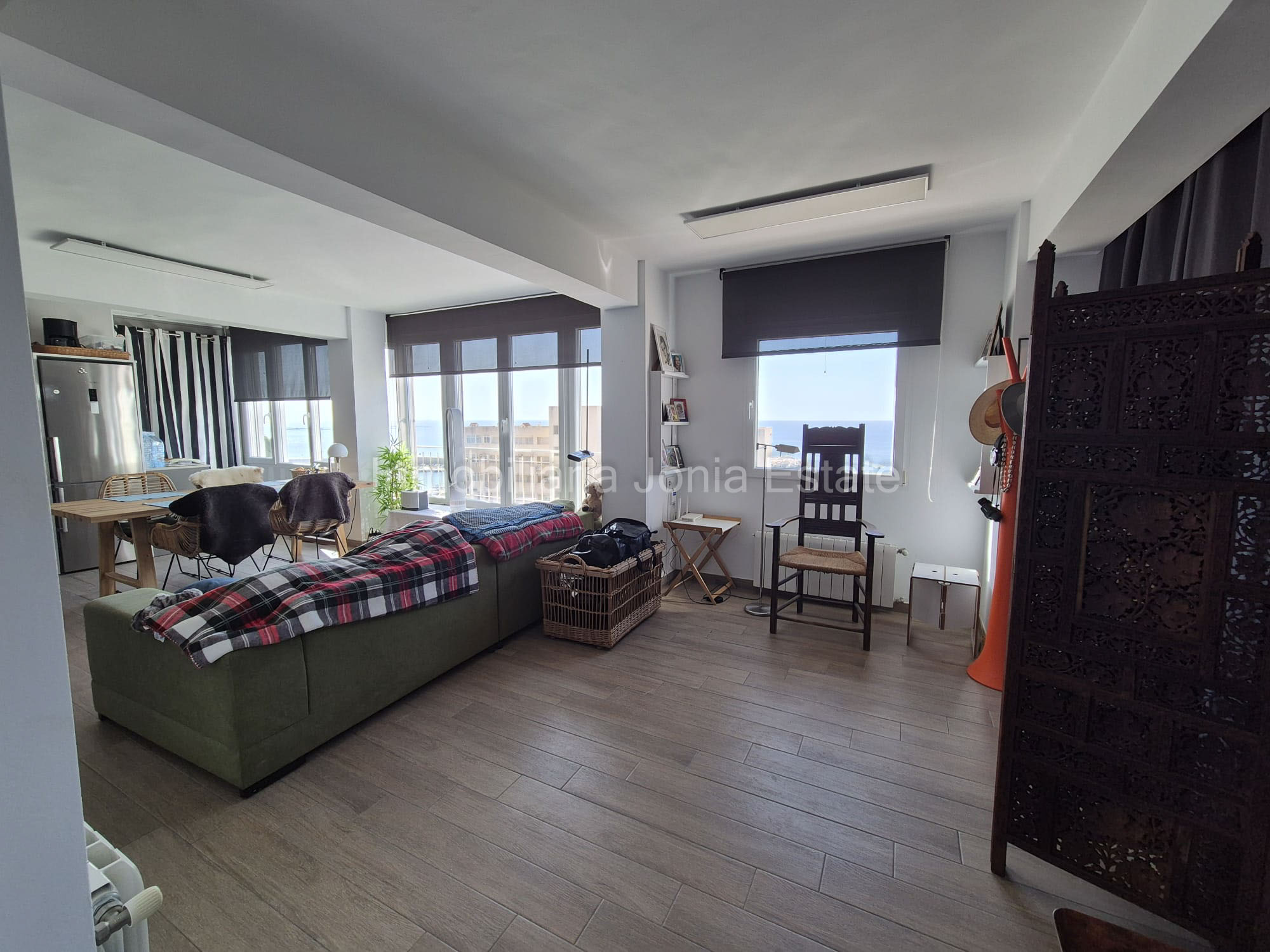 Renovated apartment with spectacular views of the sea, harbor, and Villajoyosa Beach.