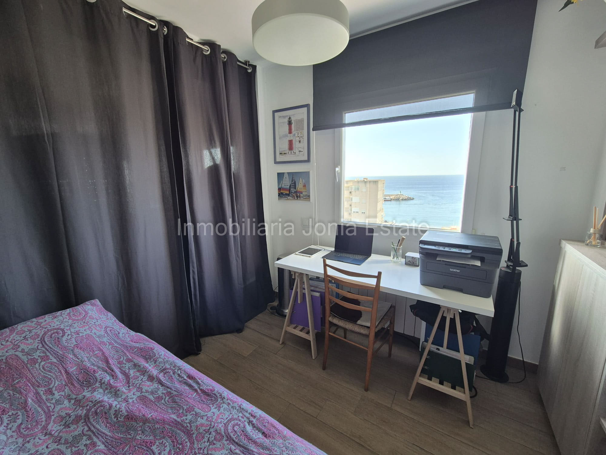 Renovated apartment with spectacular views of the sea, harbor, and Villajoyosa Beach.