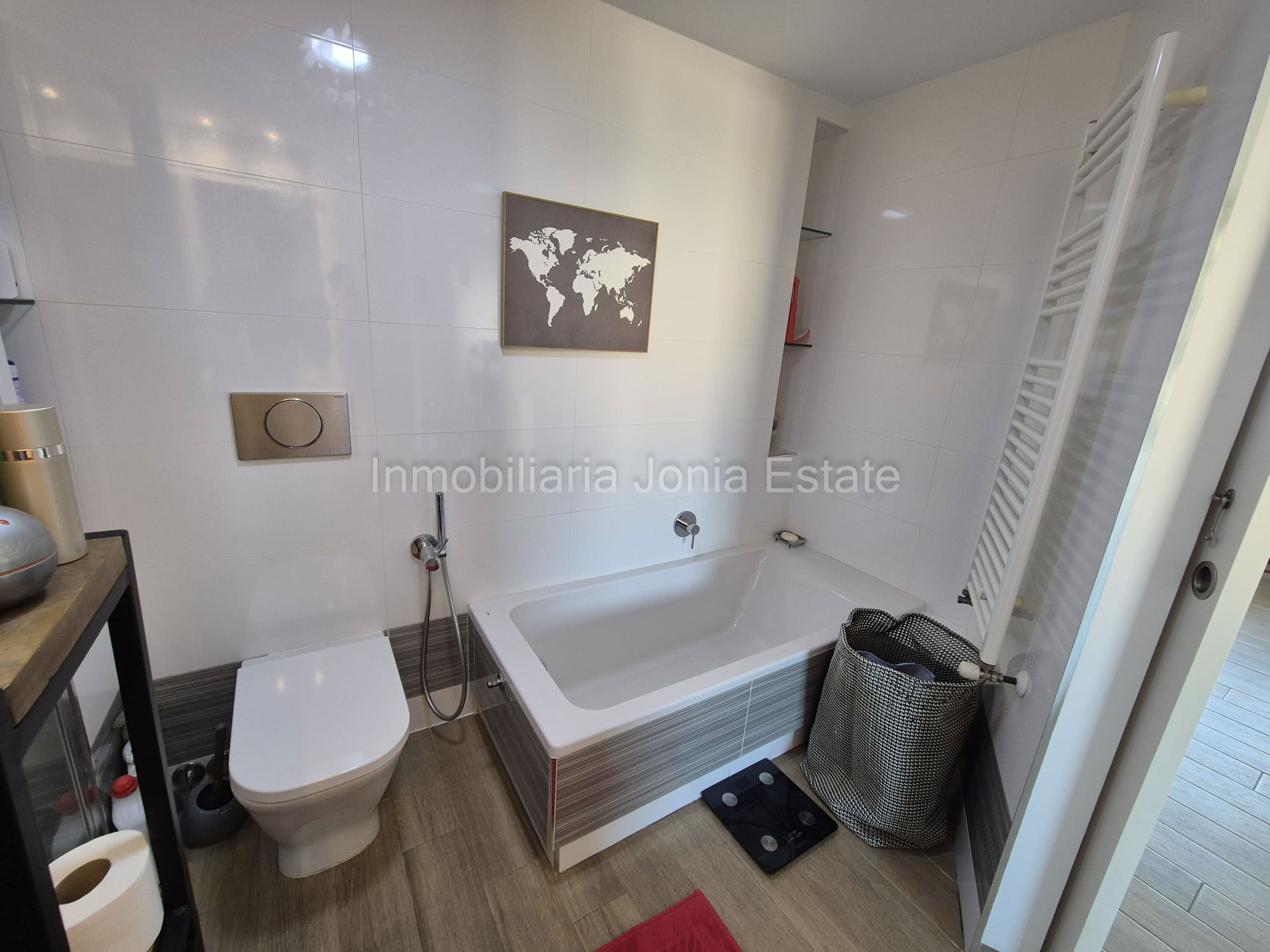 Renovated apartment with spectacular views of the sea, harbor, and Villajoyosa Beach.