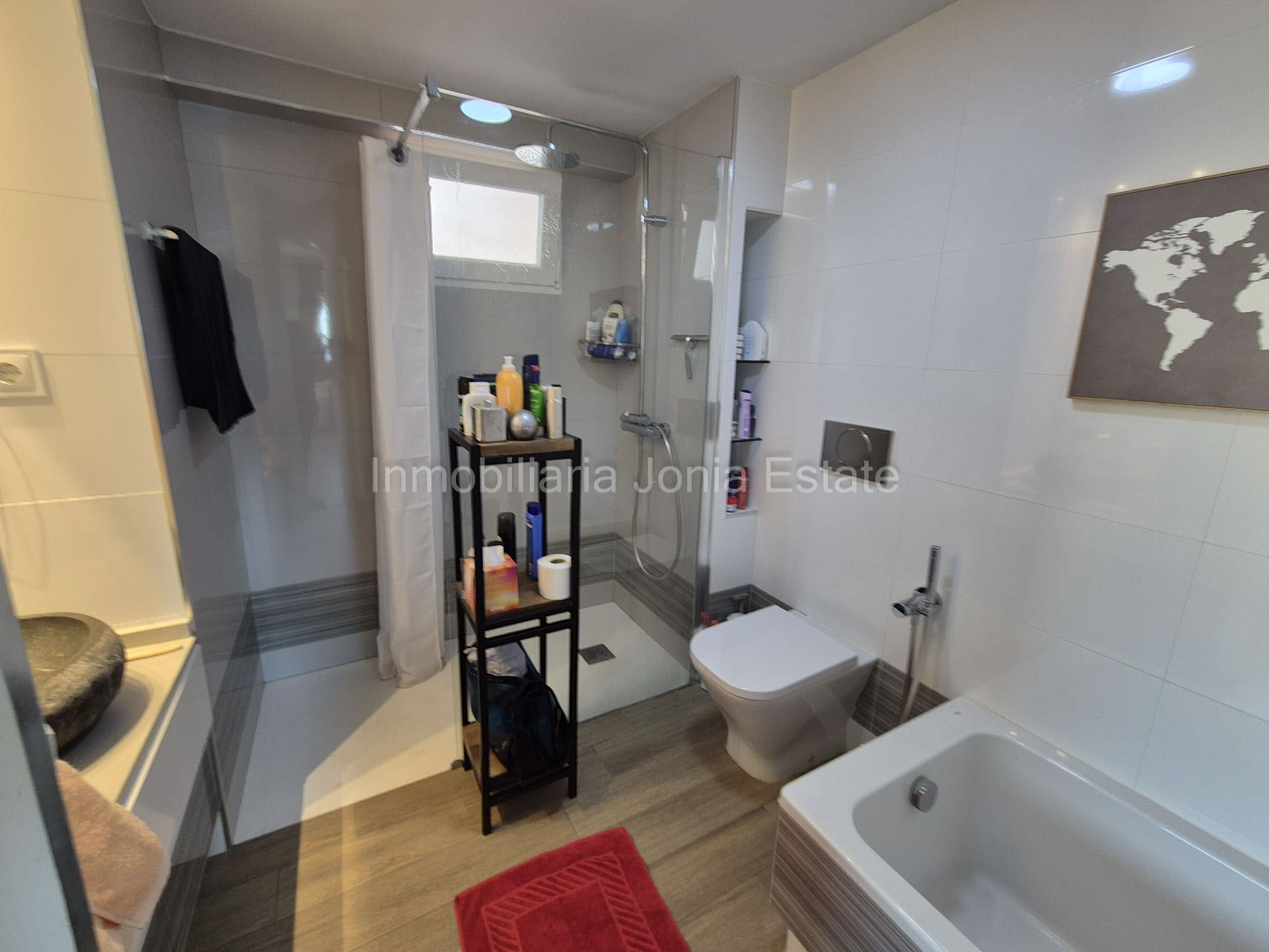 Renovated apartment with spectacular views of the sea, harbor, and Villajoyosa Beach.