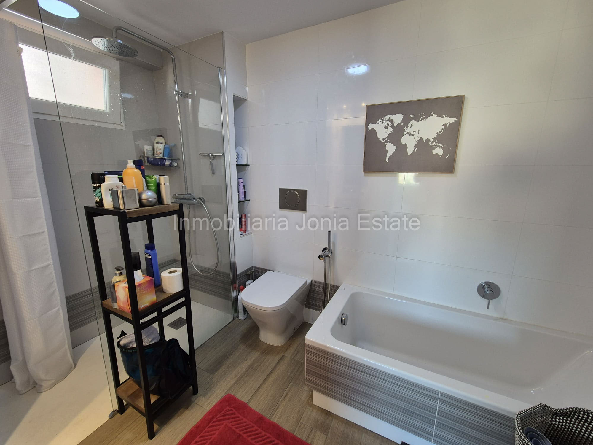 Renovated apartment with spectacular views of the sea, harbor, and Villajoyosa Beach.